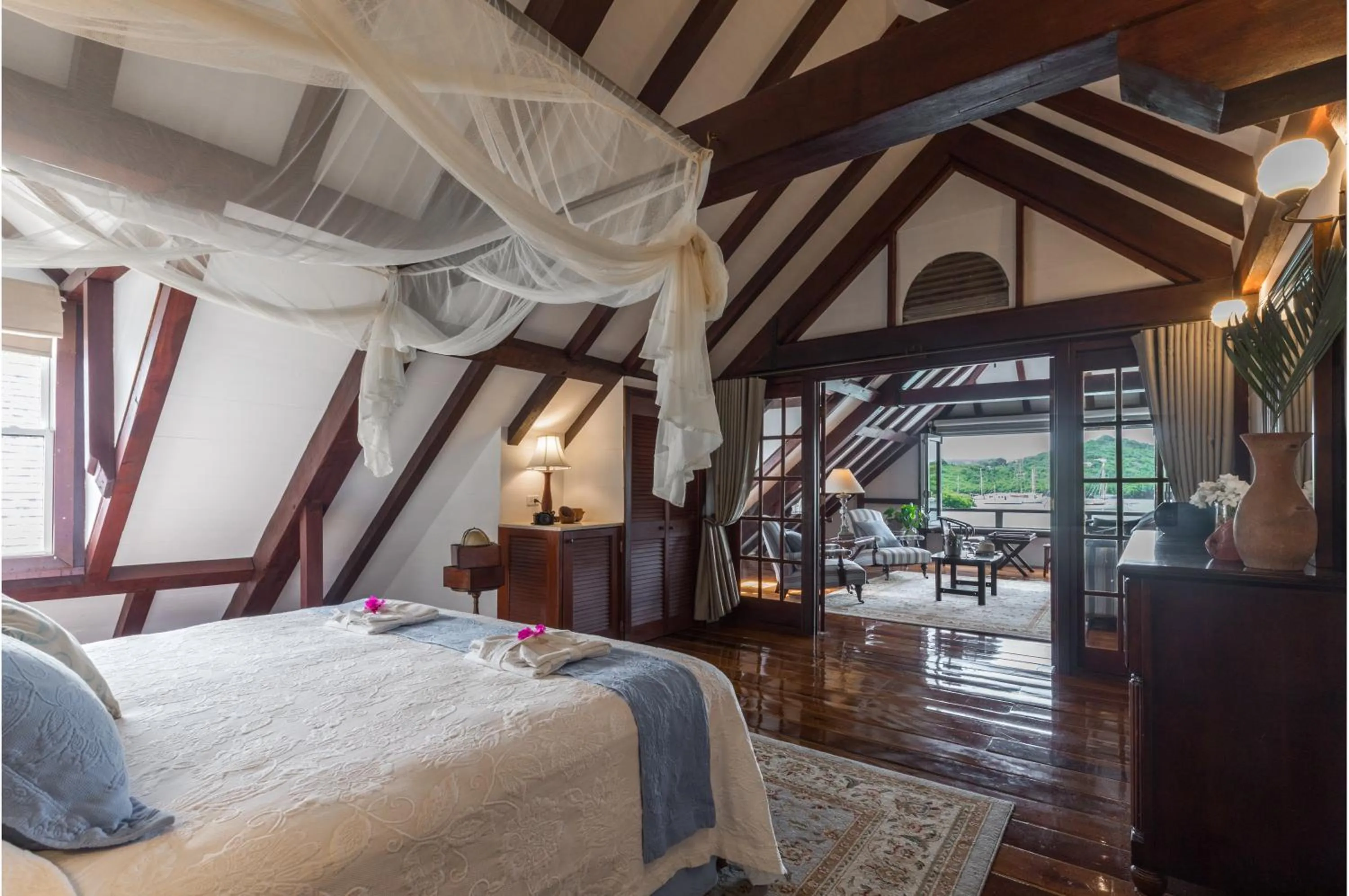 Bed in Admiral's Inn and Gunpowder Suites