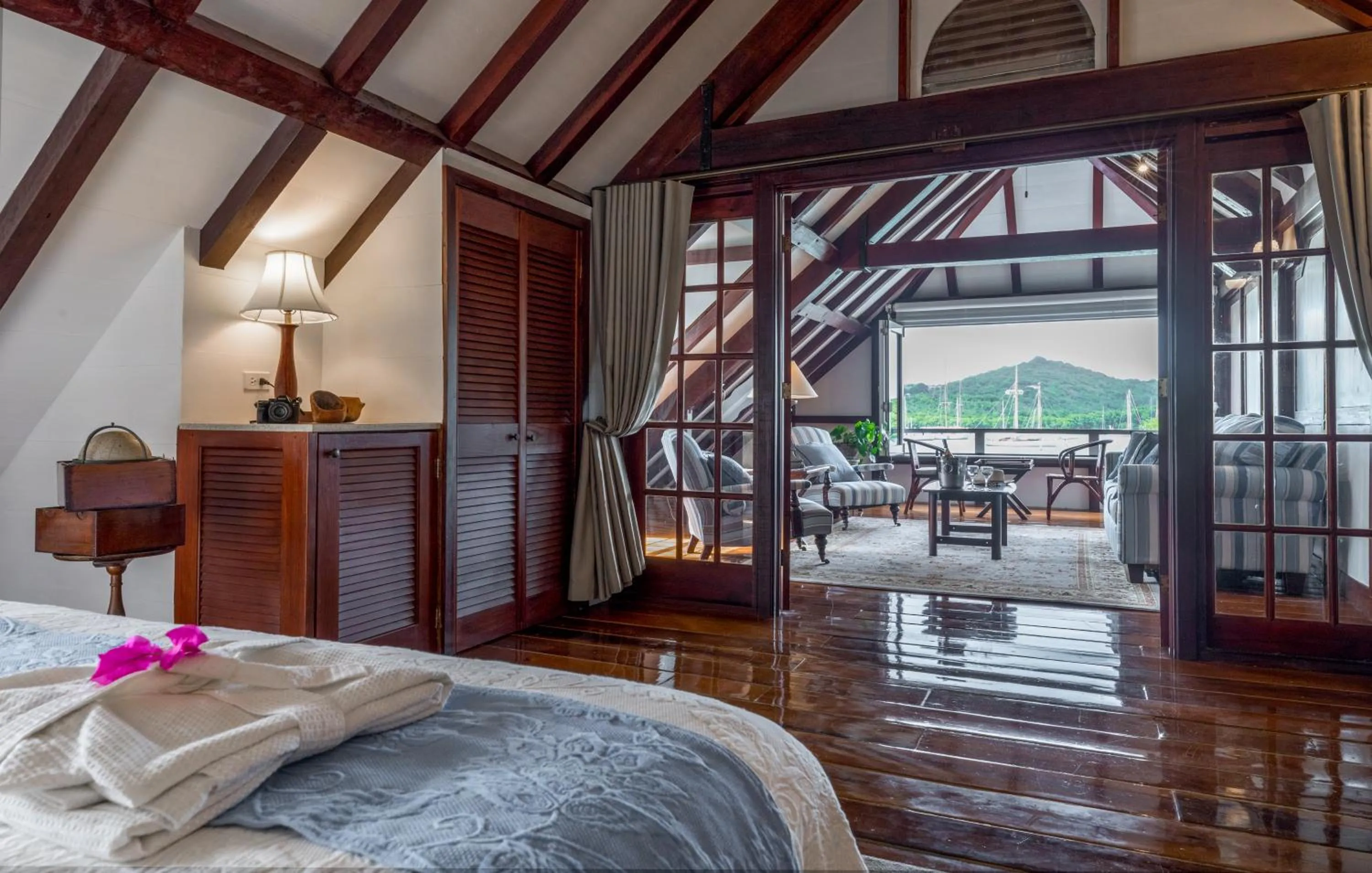 Living room, Bed in Admiral's Inn and Gunpowder Suites