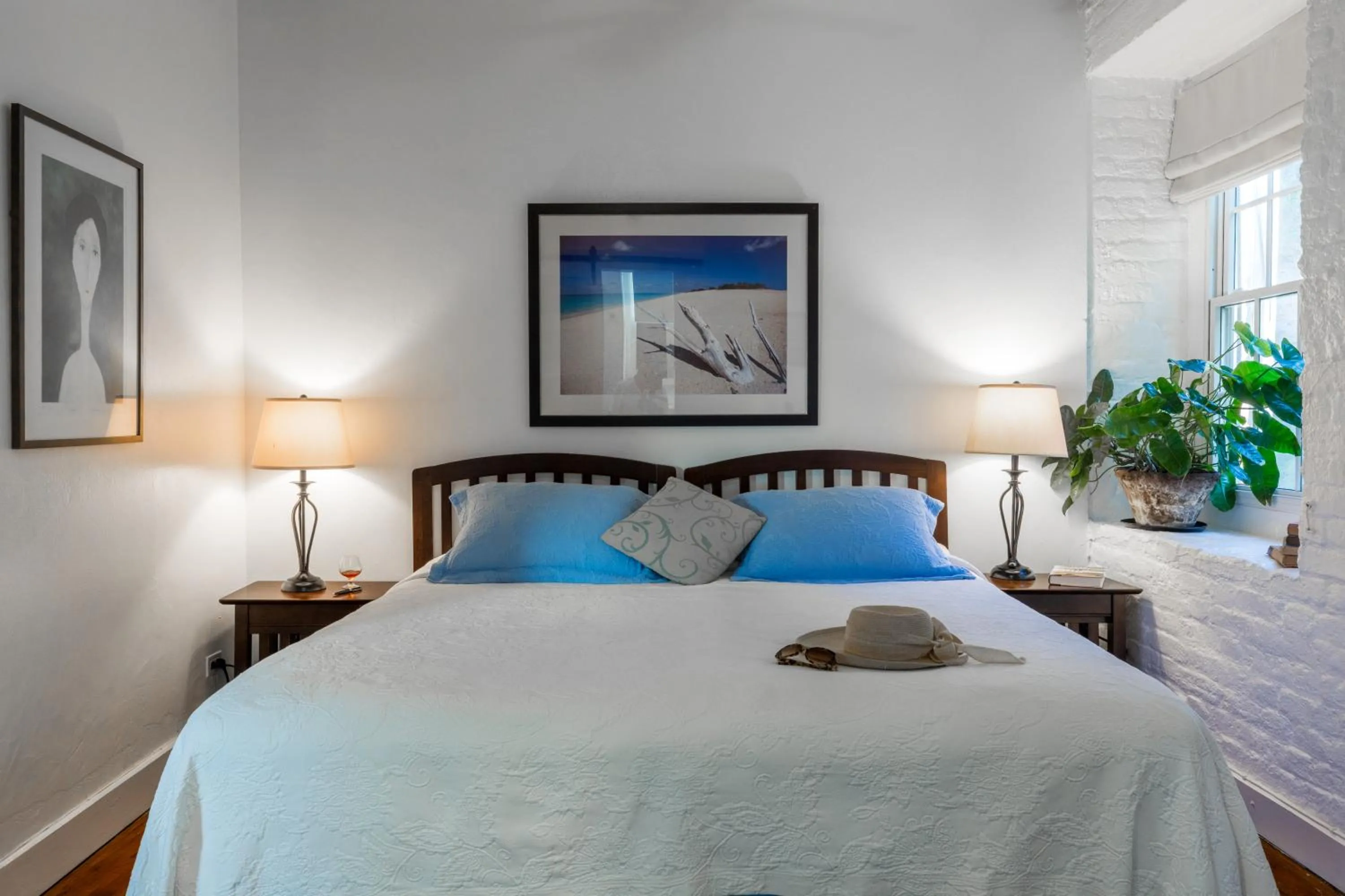 Bed in Admiral's Inn and Gunpowder Suites