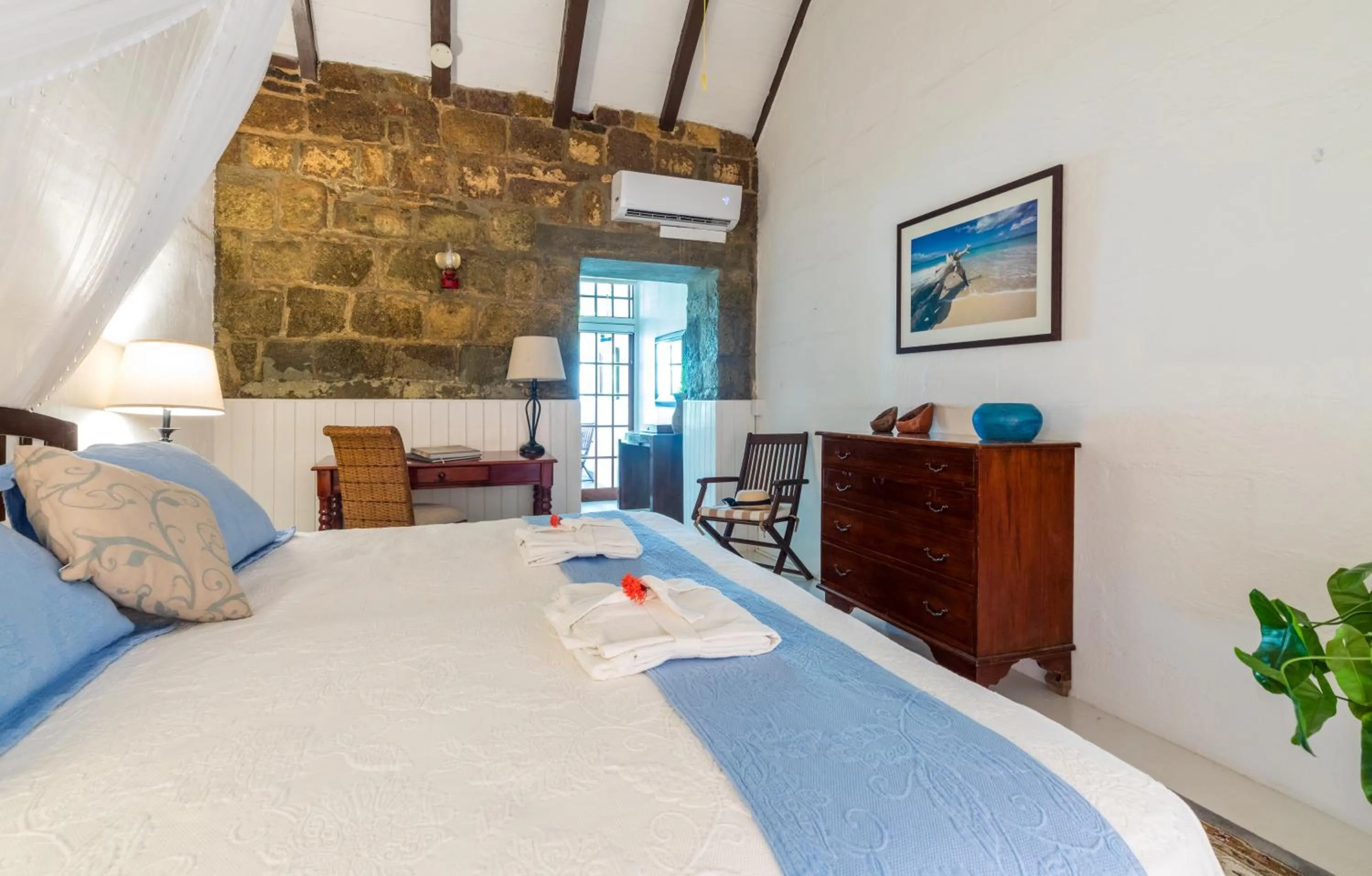 Bed in Admiral's Inn and Gunpowder Suites