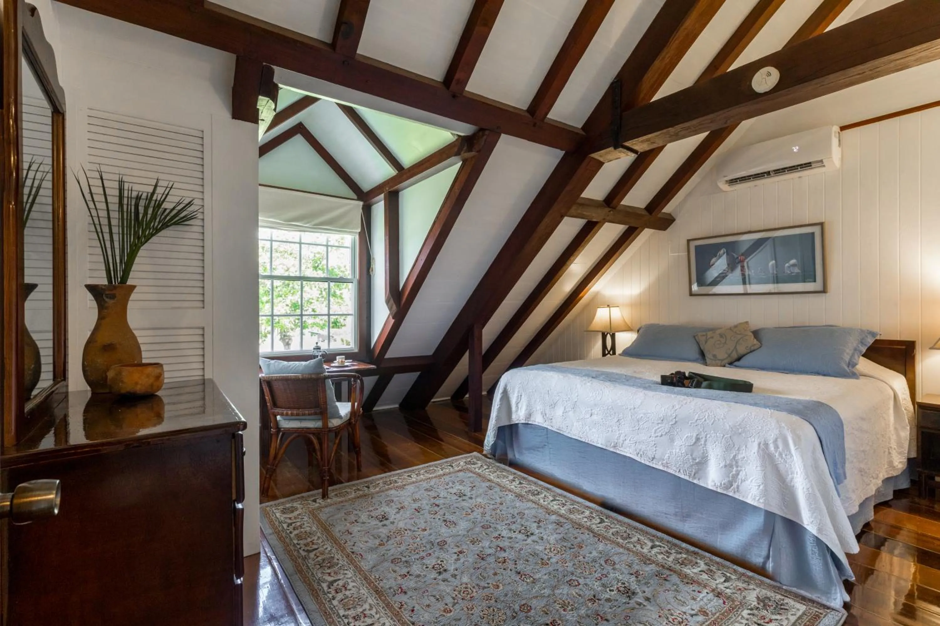 Bed in Admiral's Inn and Gunpowder Suites