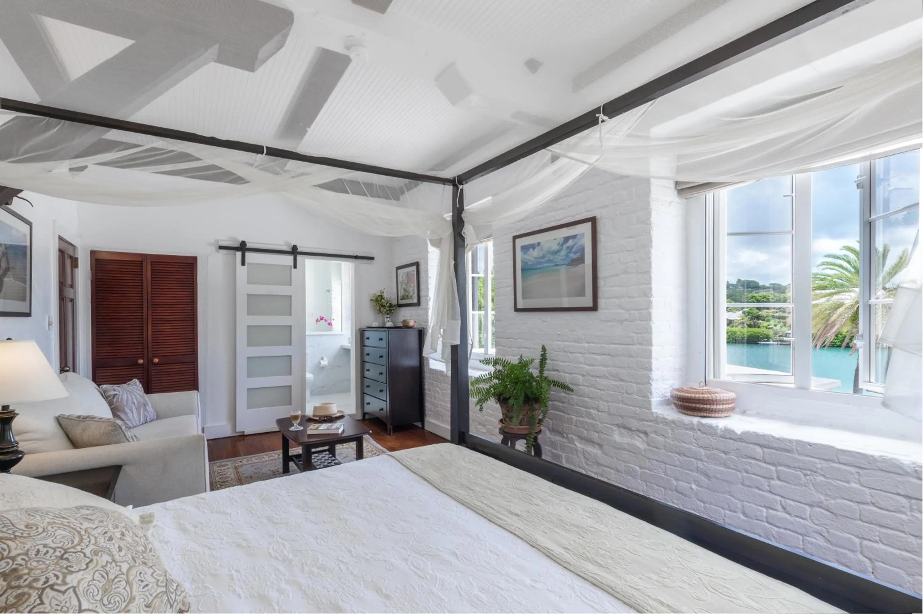 Bed in Admiral's Inn and Gunpowder Suites