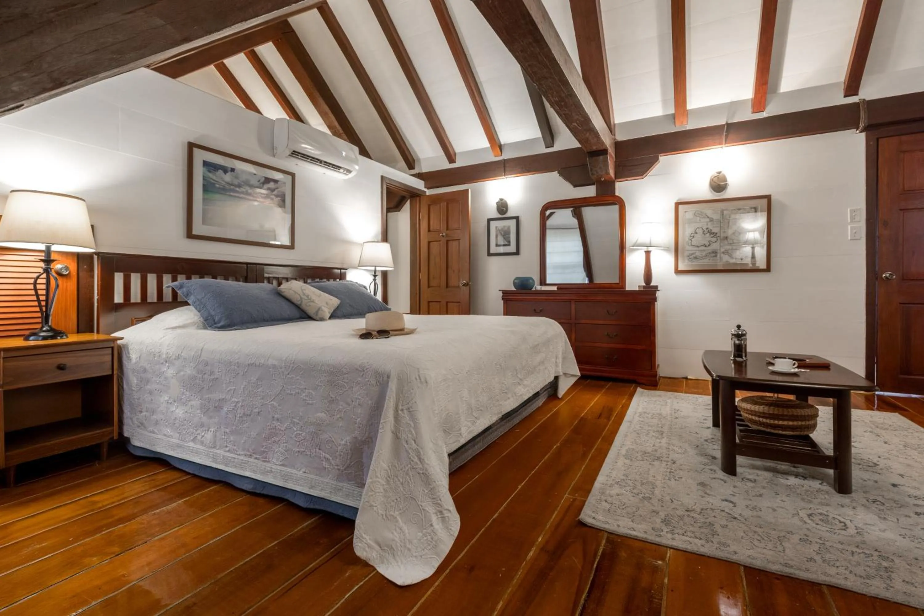 Bed in Admiral's Inn and Gunpowder Suites