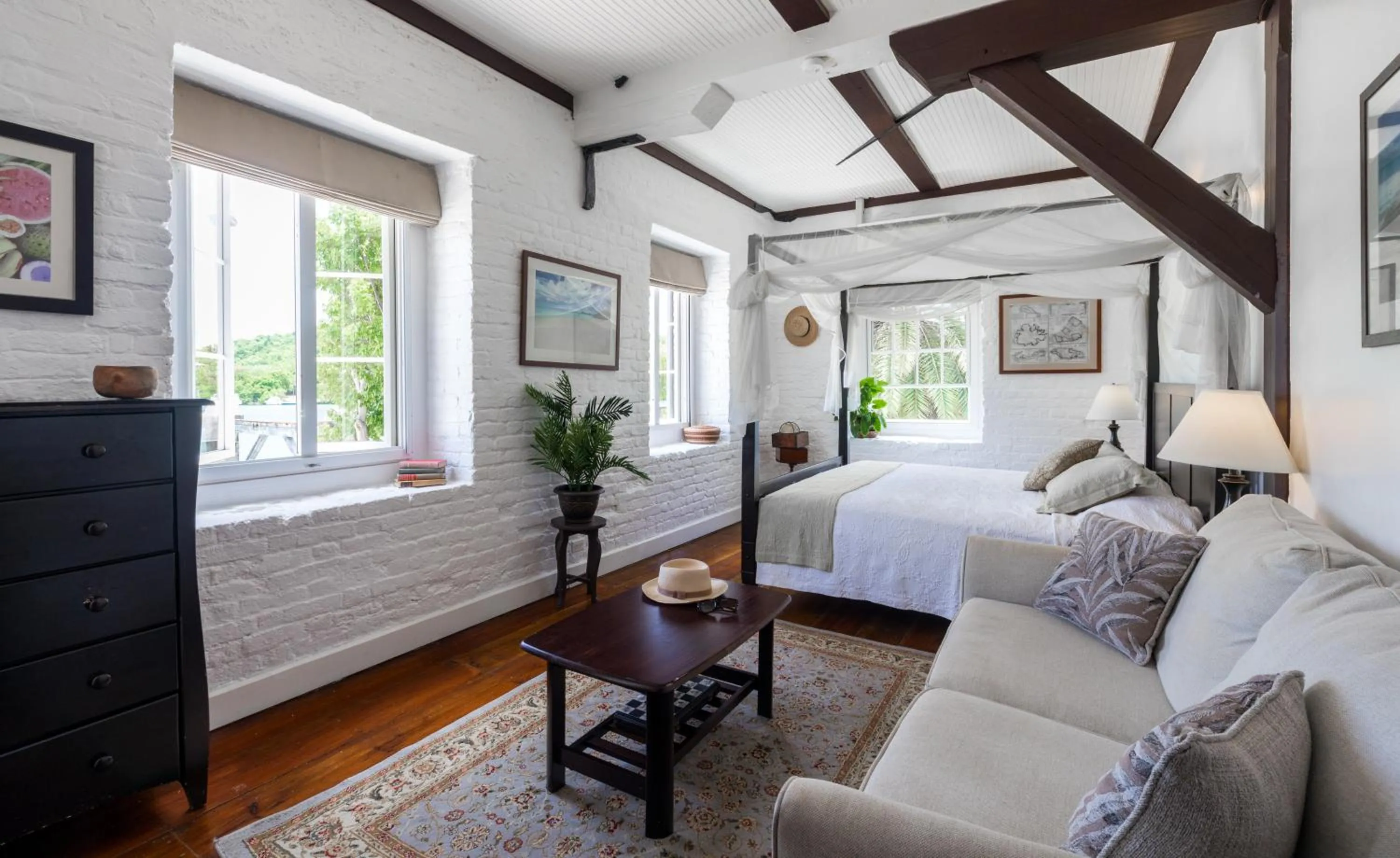 Bed in Admiral's Inn and Gunpowder Suites