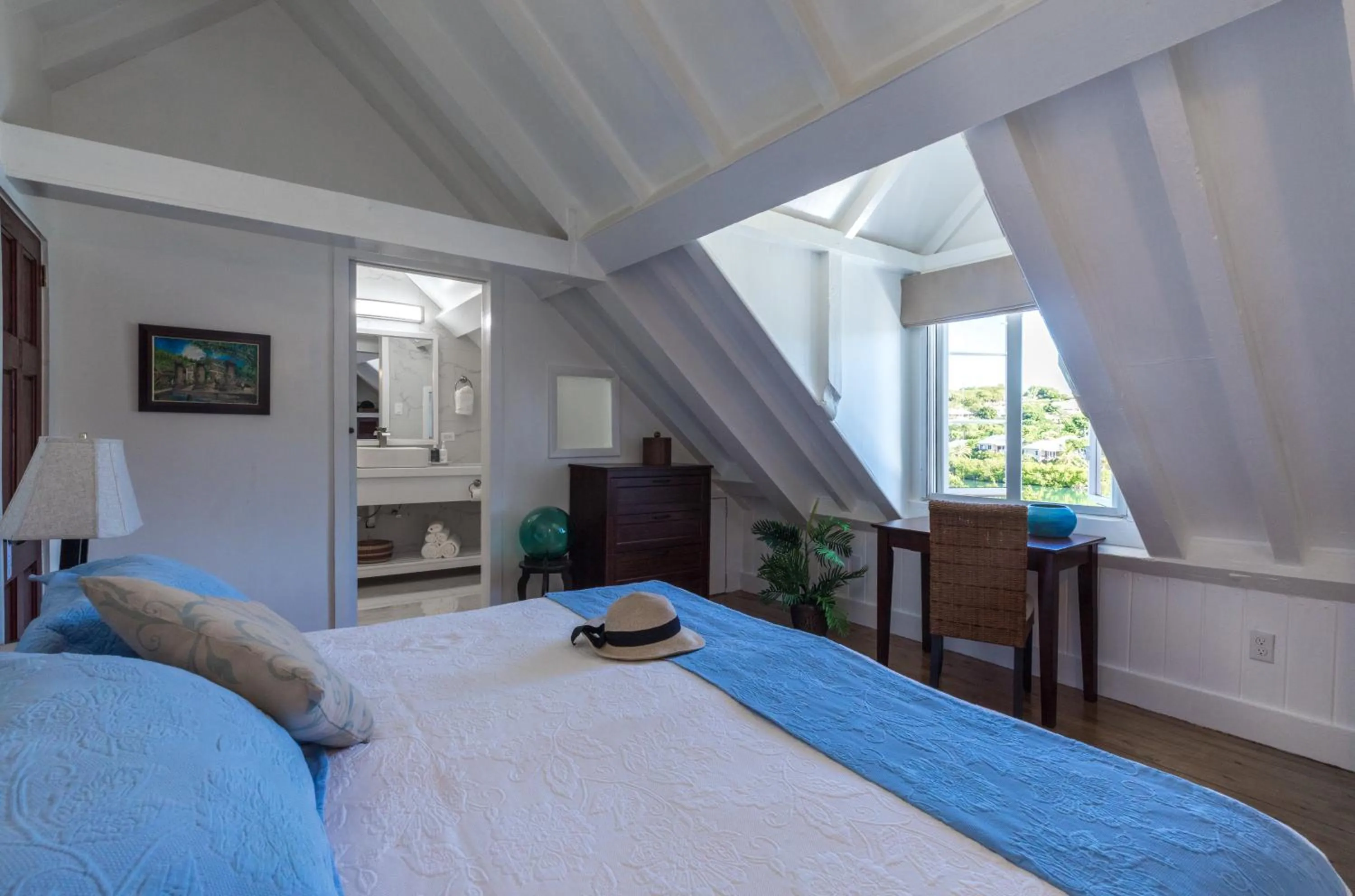 Bed in Admiral's Inn and Gunpowder Suites