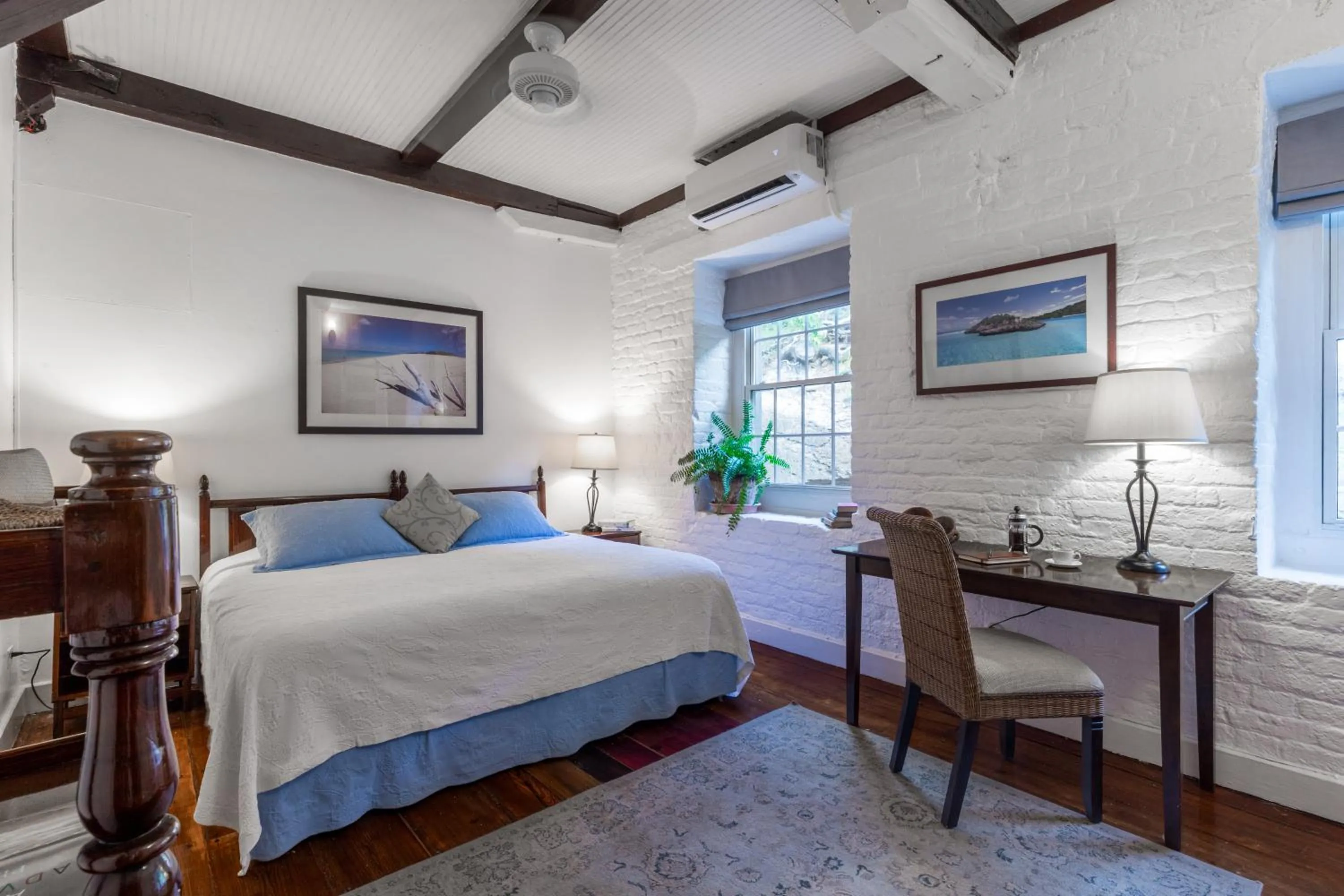 Bed in Admiral's Inn and Gunpowder Suites