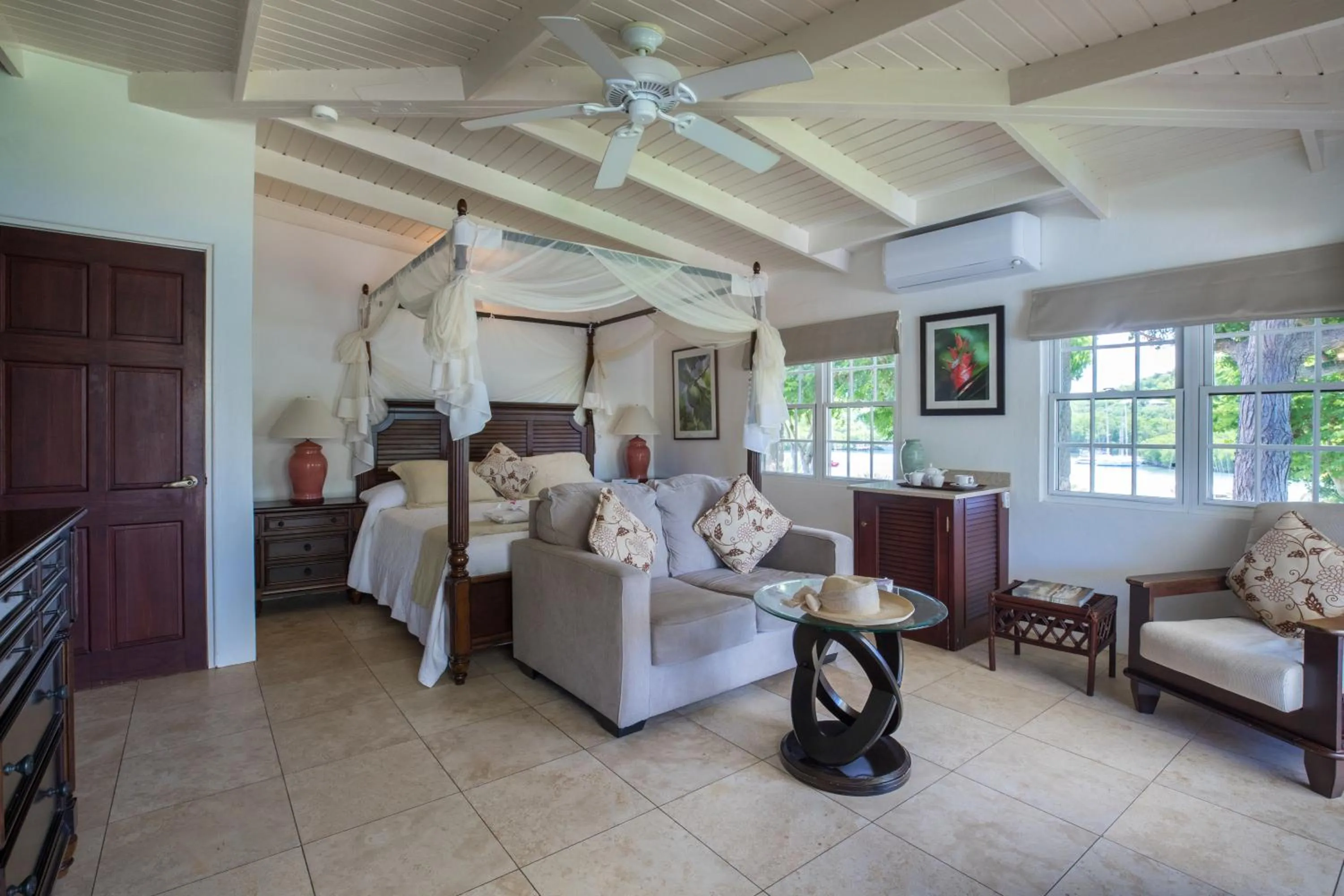 Bed in Admiral's Inn and Gunpowder Suites