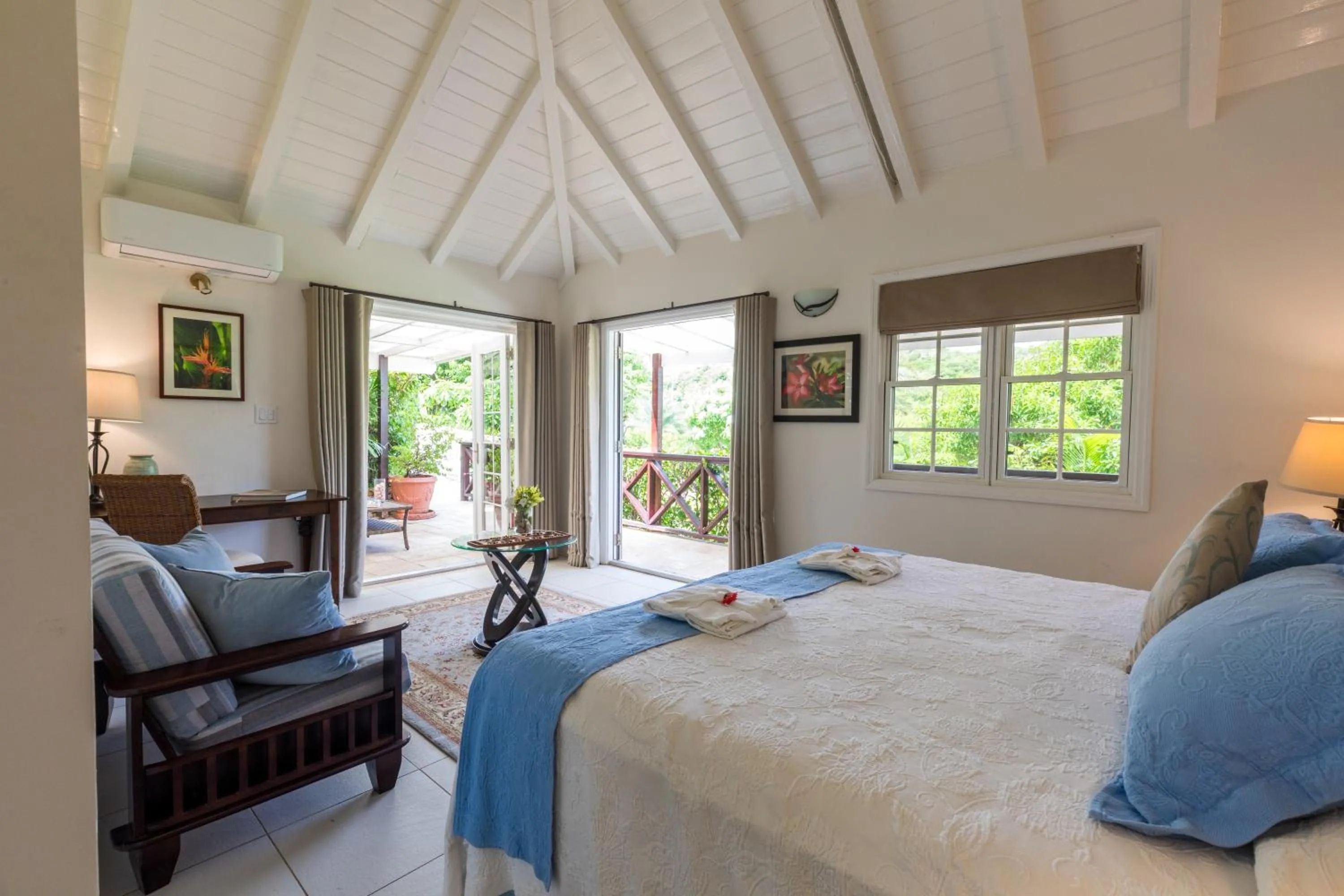 Bed in Admiral's Inn and Gunpowder Suites