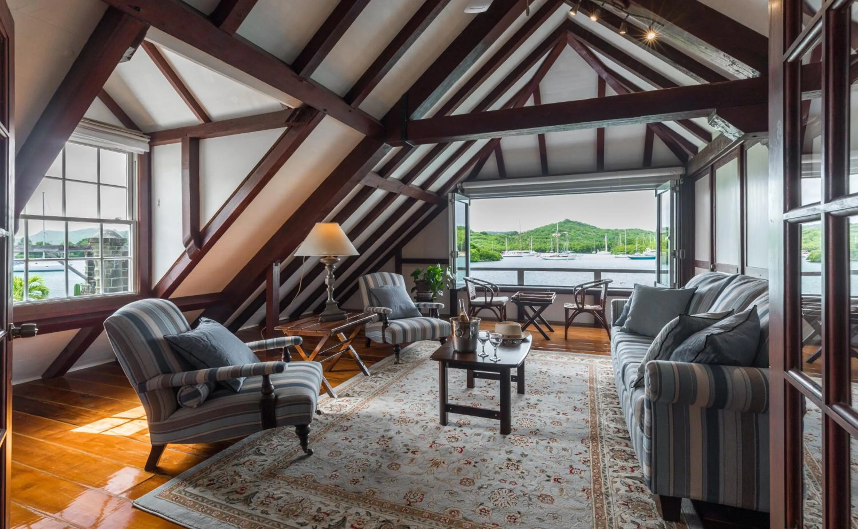 Living room in Admiral's Inn and Gunpowder Suites