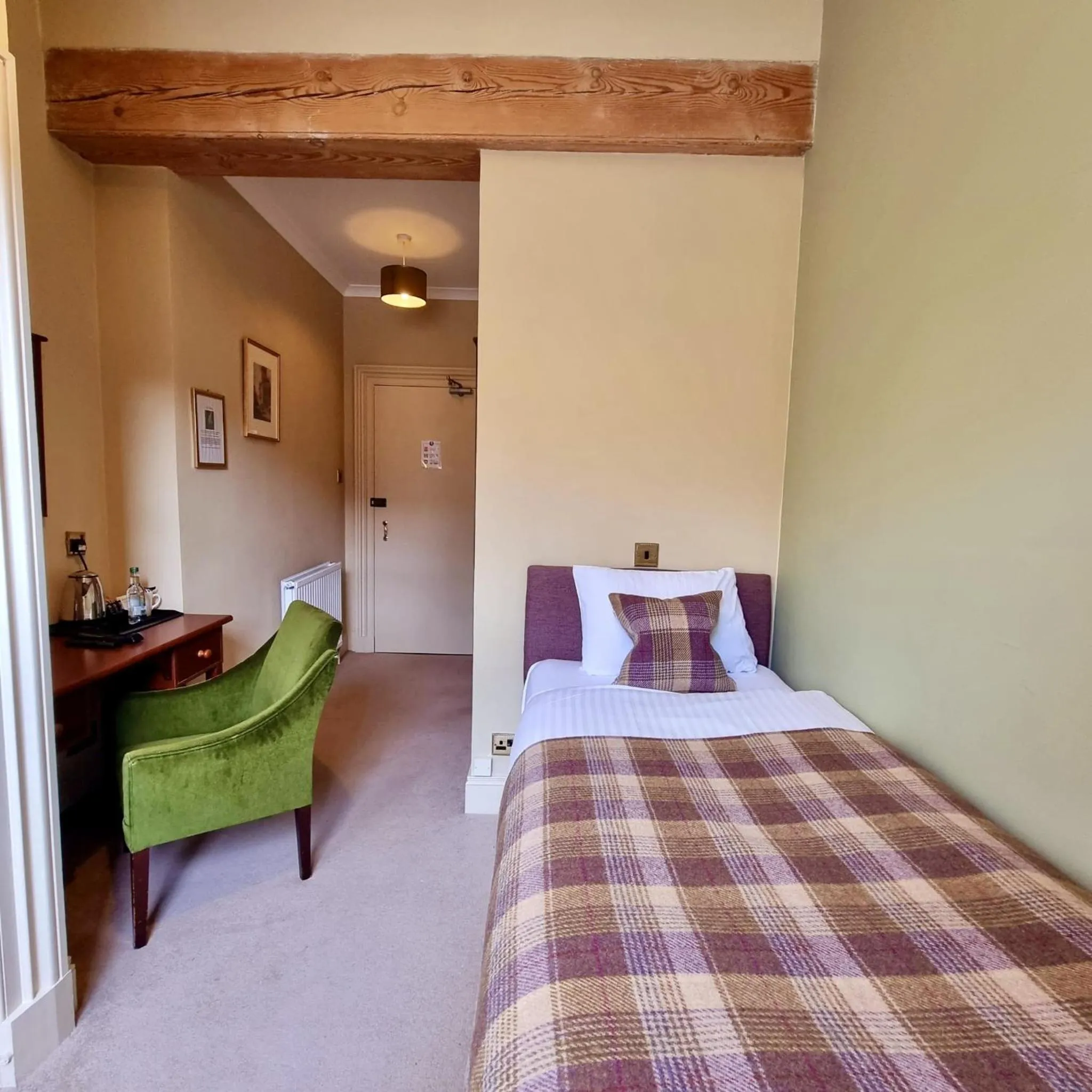 Property building, Bed in Loch Maree Hotel