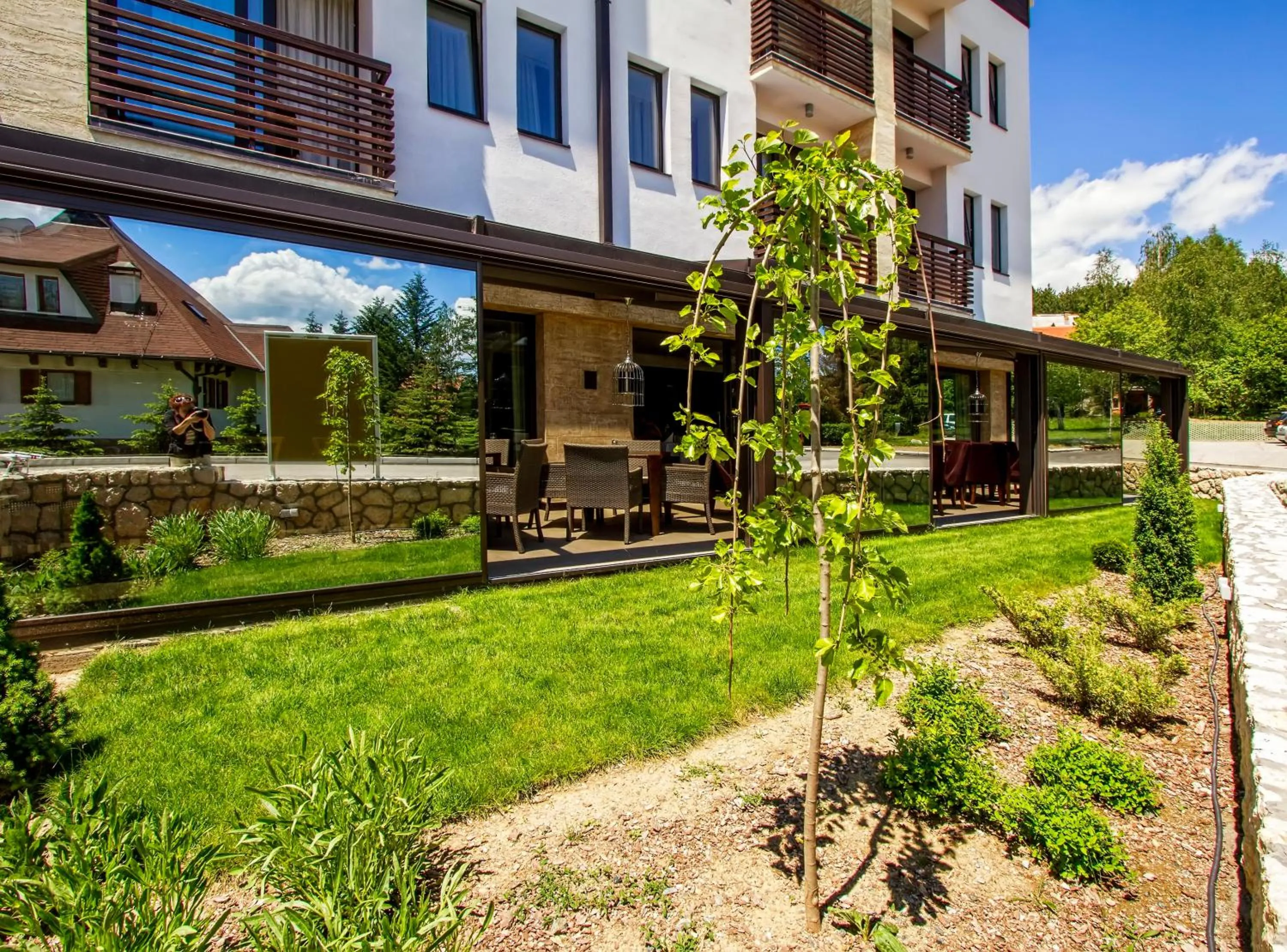 Restaurant/places to eat in Hotel MIR