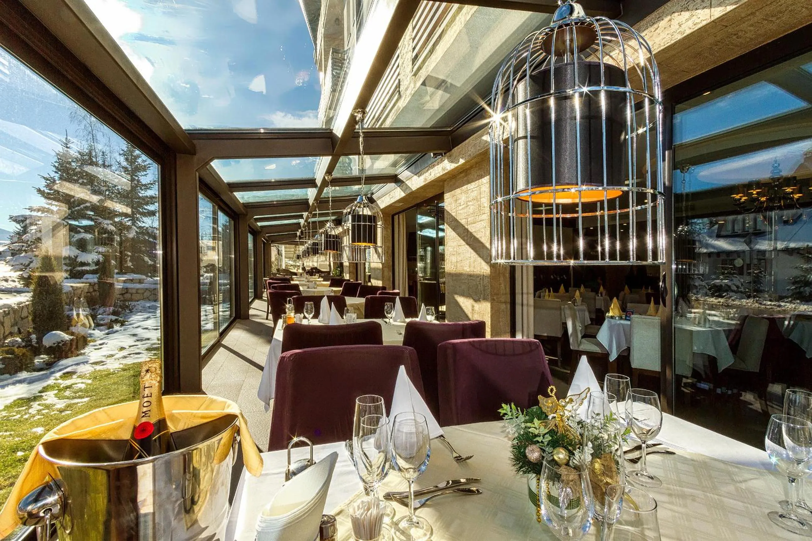 Restaurant/places to eat in Hotel MIR