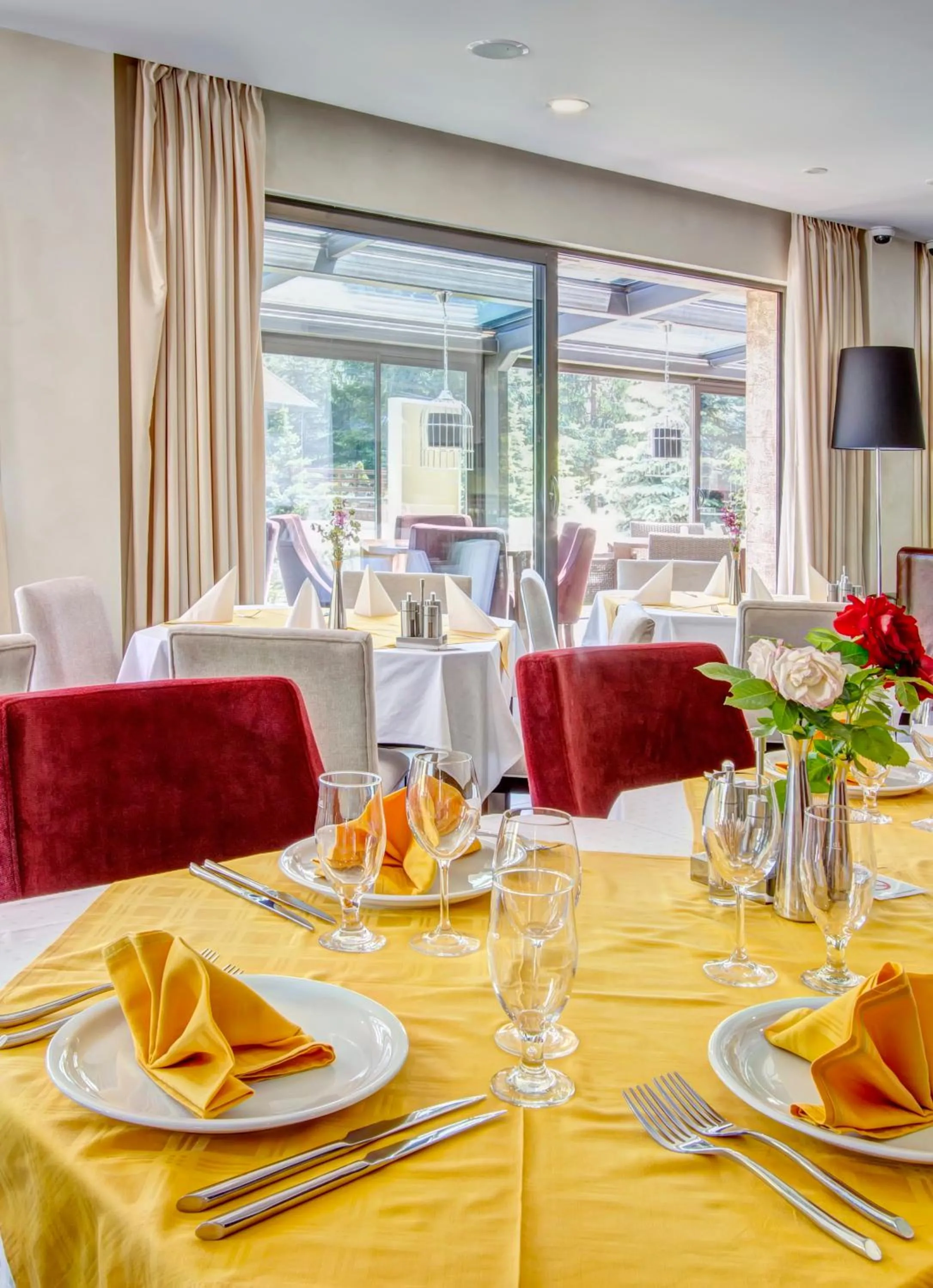 Restaurant/places to eat in Hotel MIR