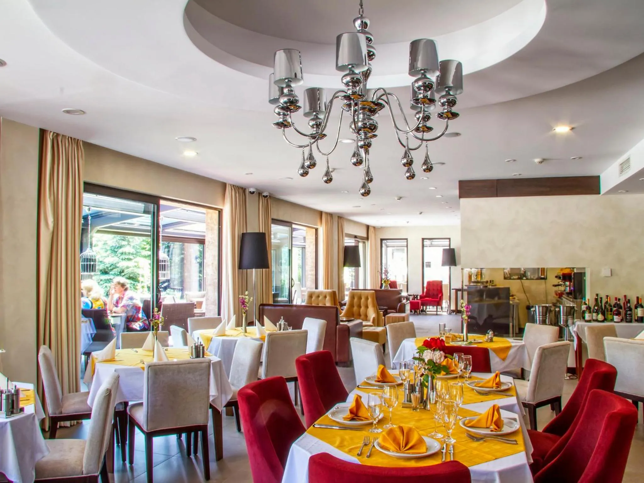 Restaurant/places to eat in Hotel MIR