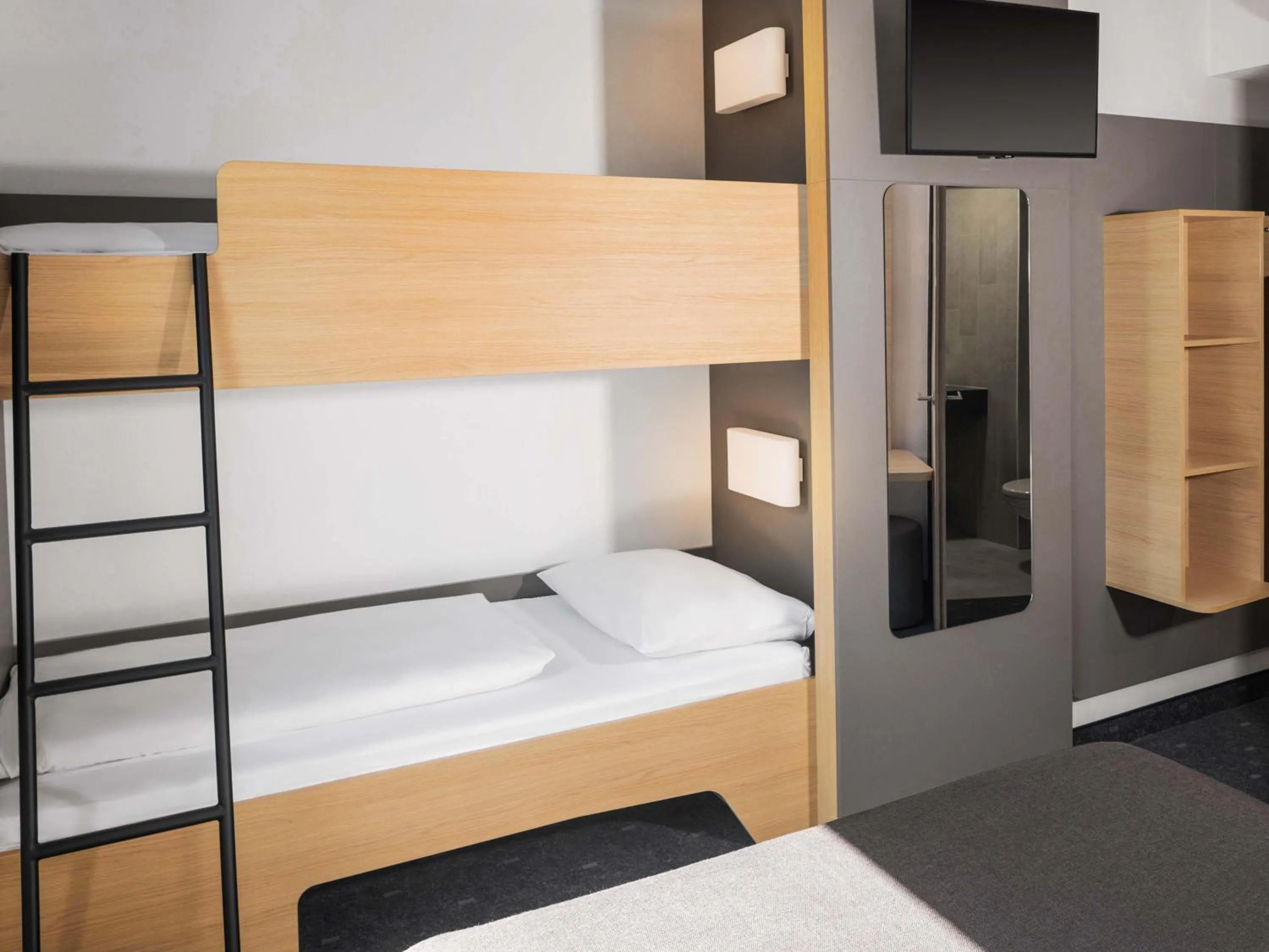 Photo of the whole room, Bed in B&B Hotel Kiel-City