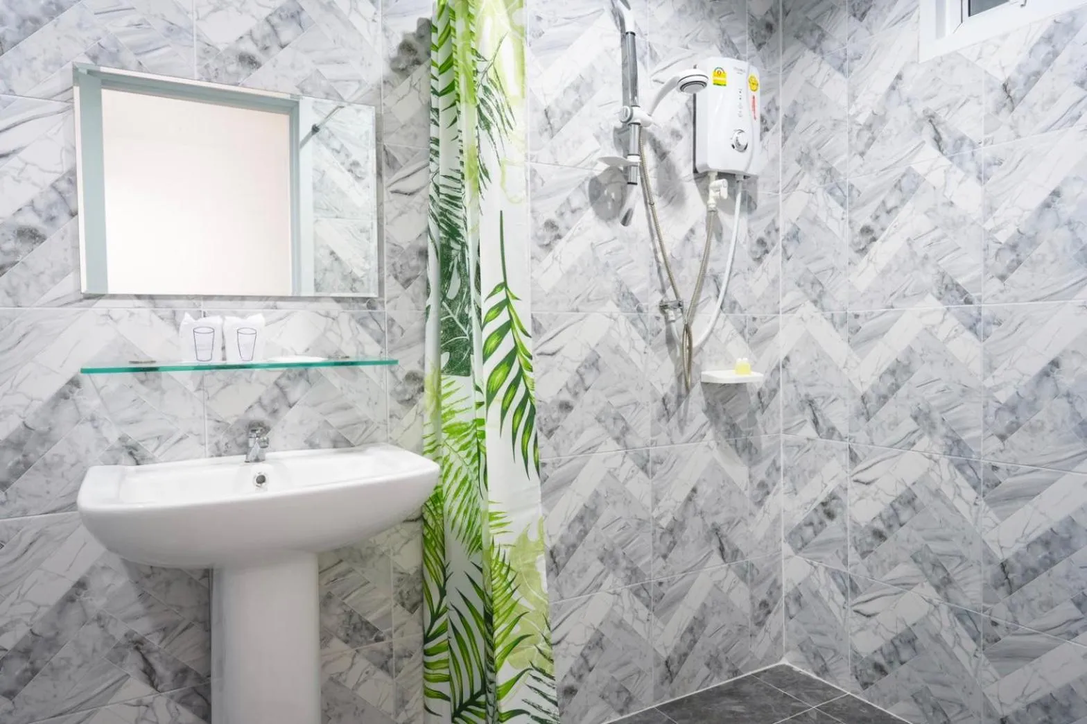 Shower in Neptuna Hotel