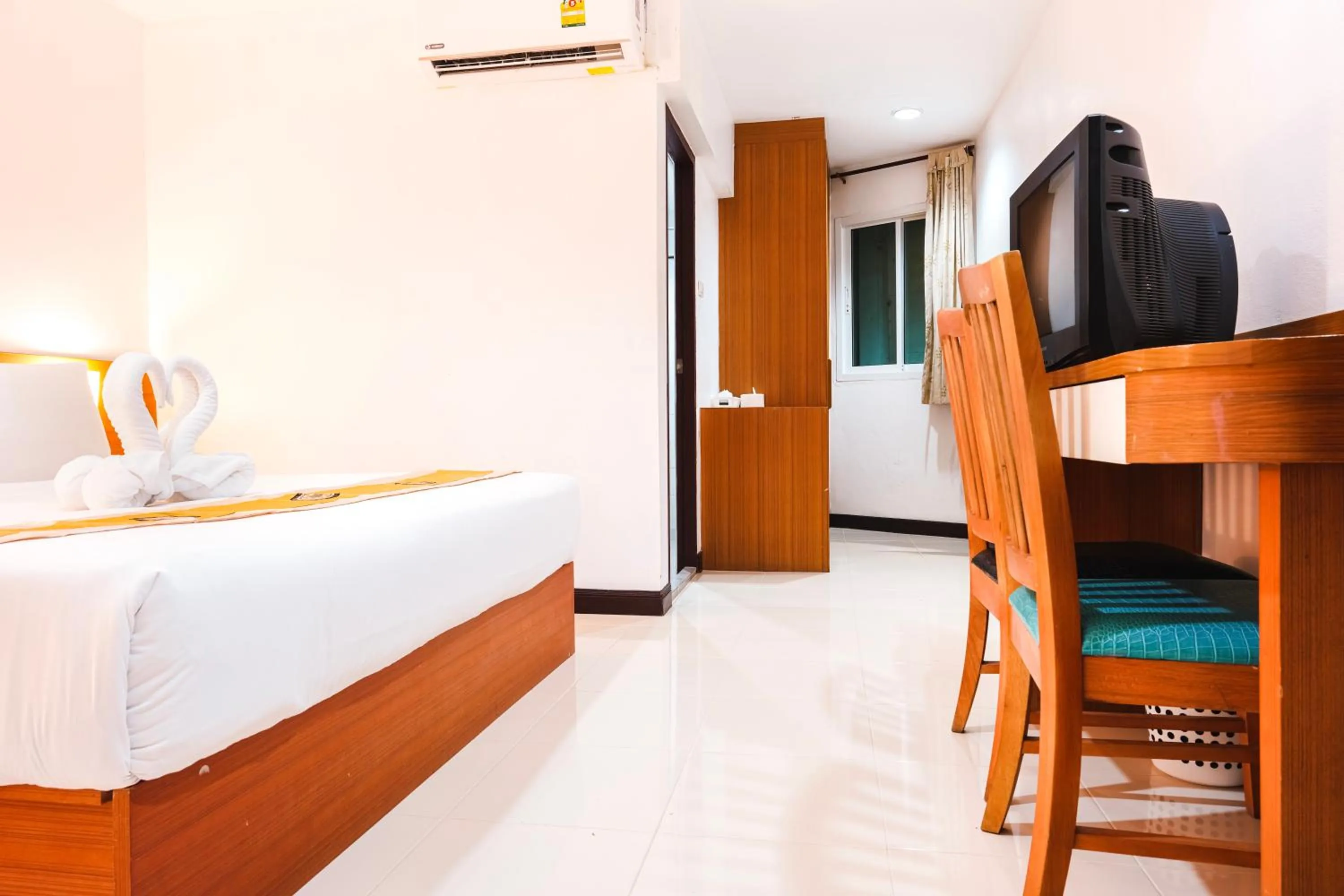 Bedroom, Bed in Neptuna Hotel