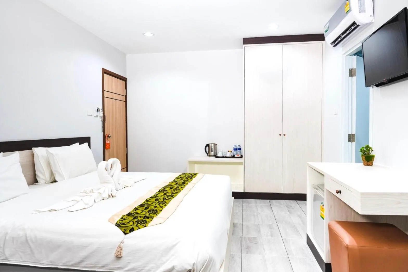 Bedroom, Bed in Neptuna Hotel