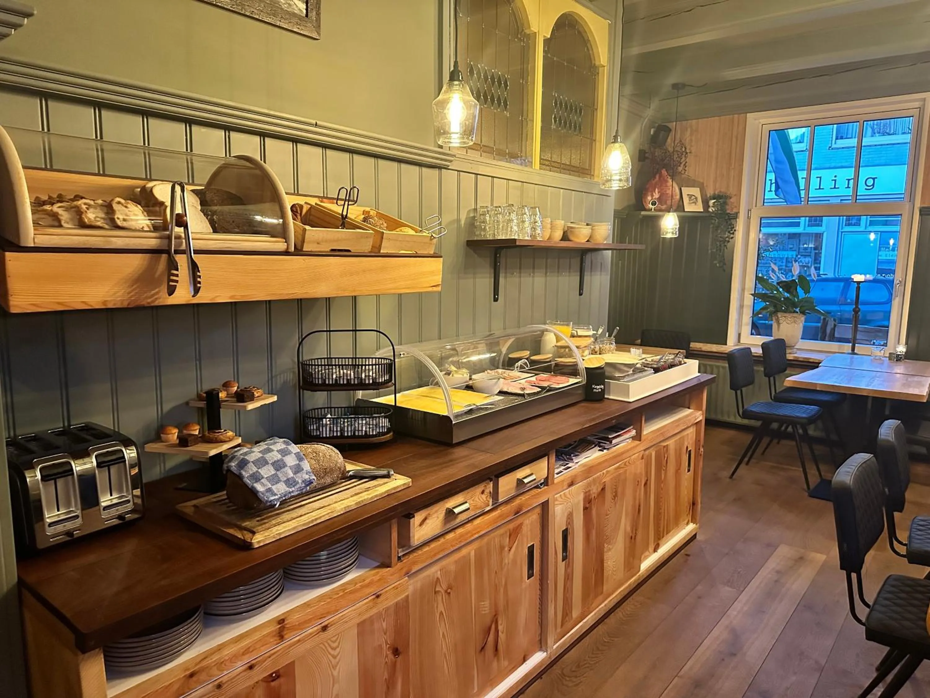 Restaurant/places to eat in Hotel Buren