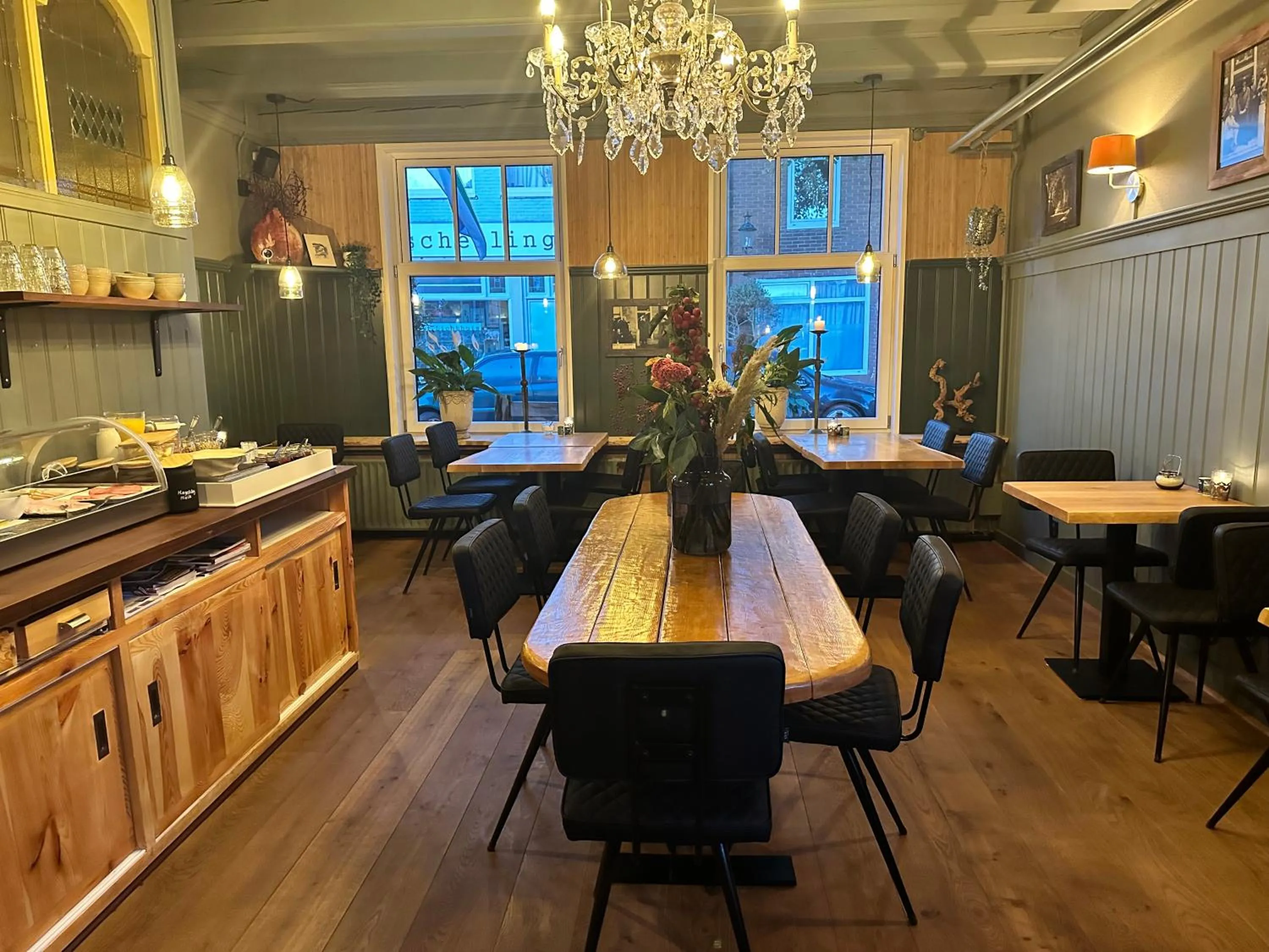 Restaurant/places to eat in Hotel Buren