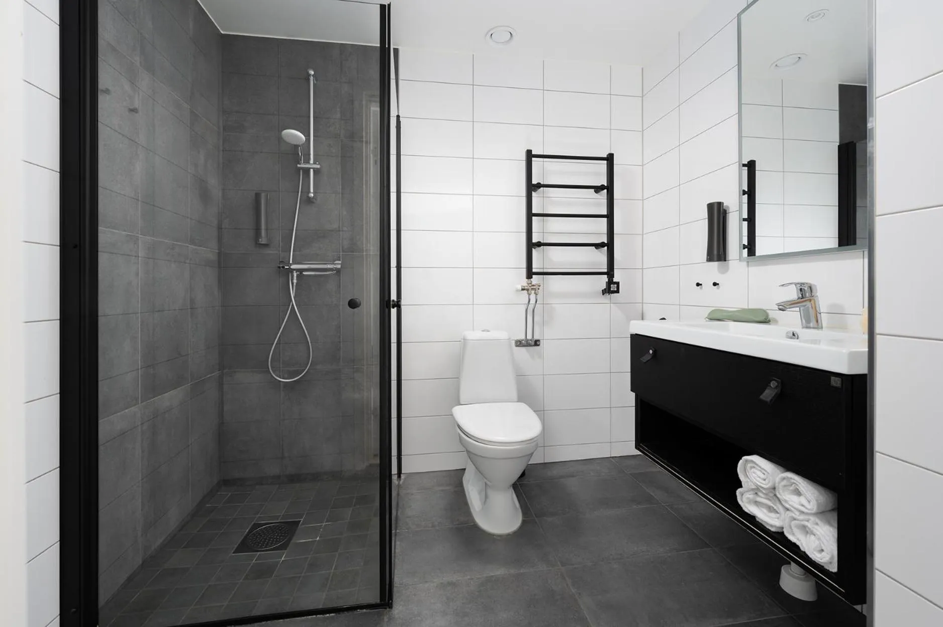 Shower in Sky Hotel City Apartments