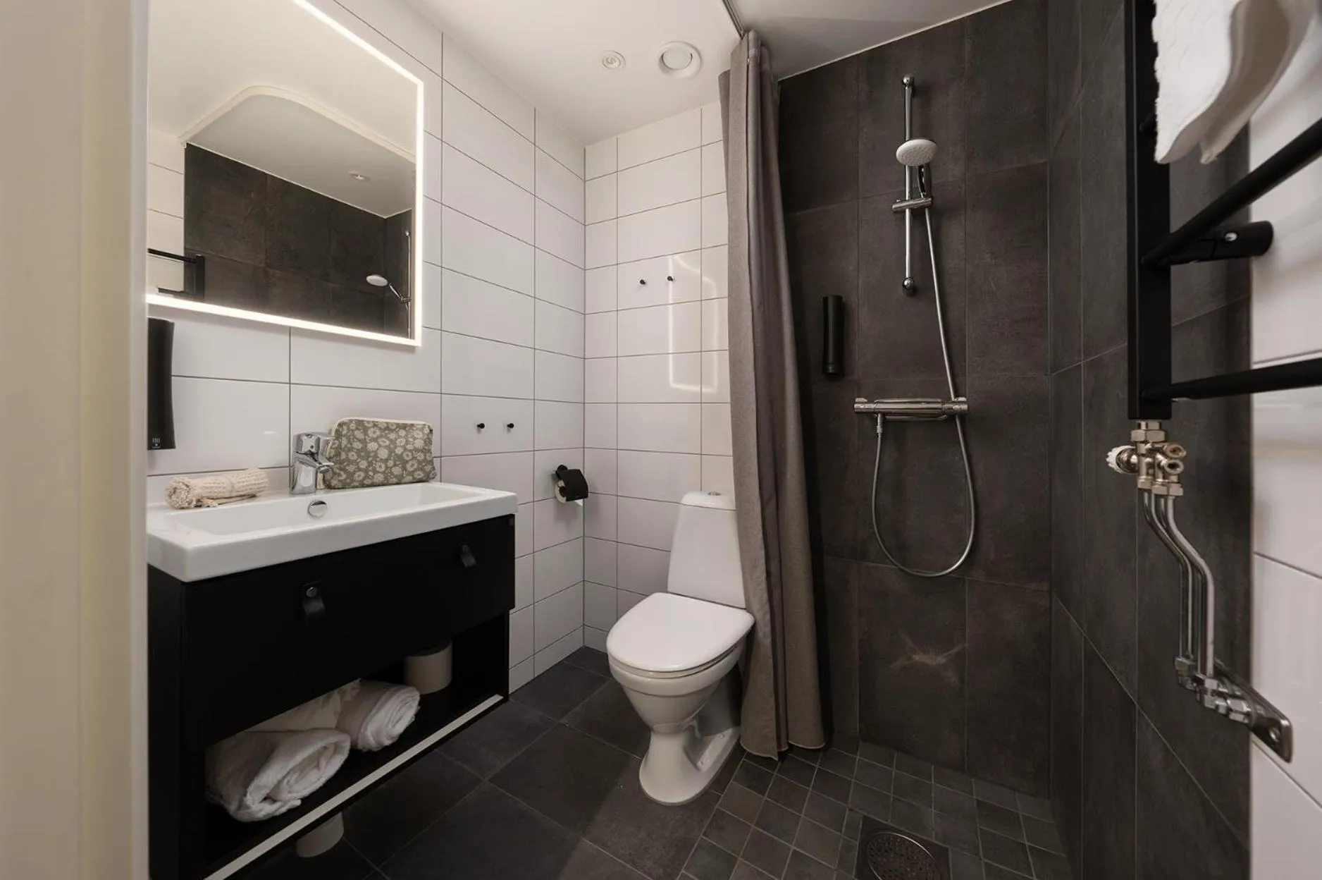 Shower in Sky Hotel City Apartments