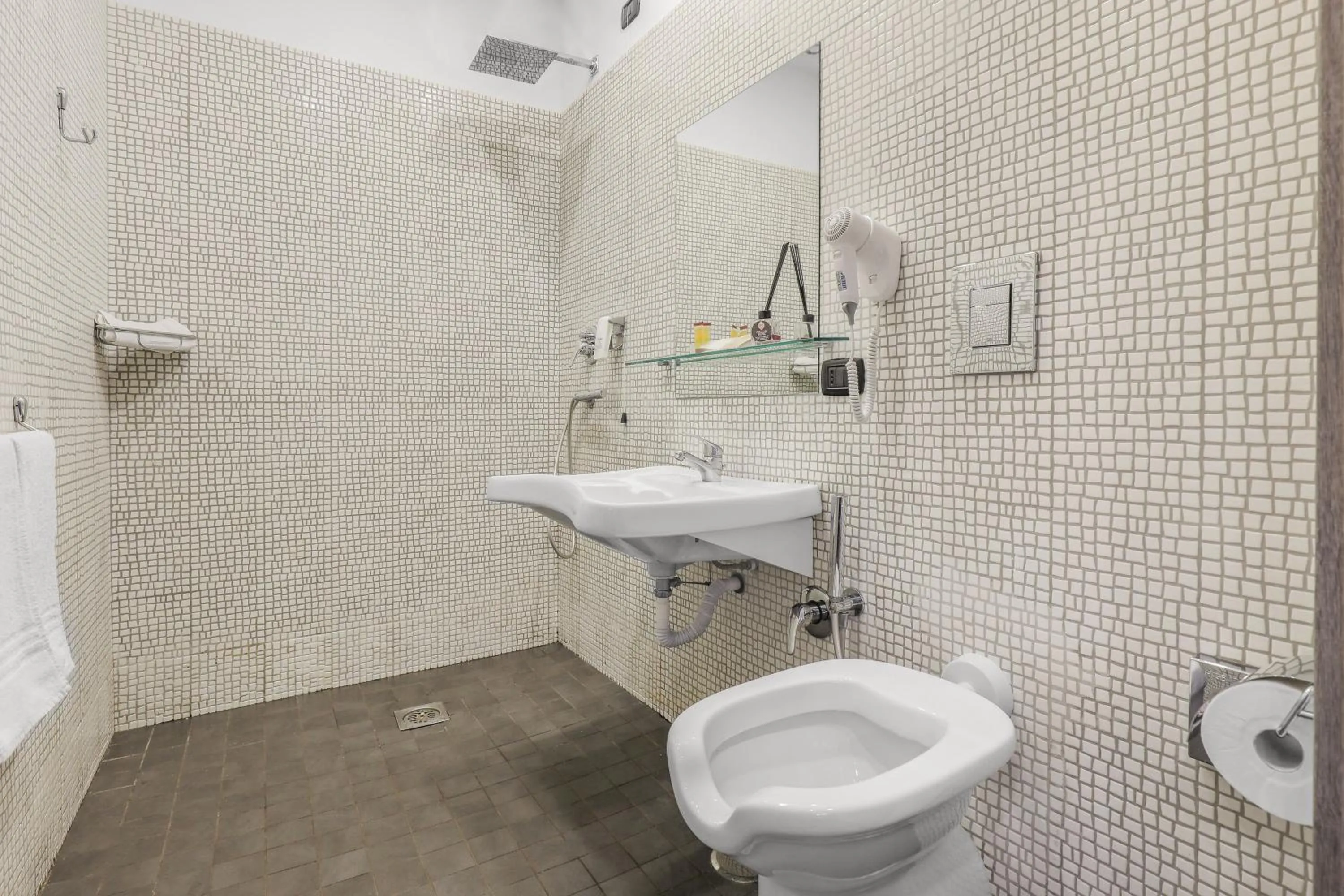 Shower in Reggia Suite Spa Hotel