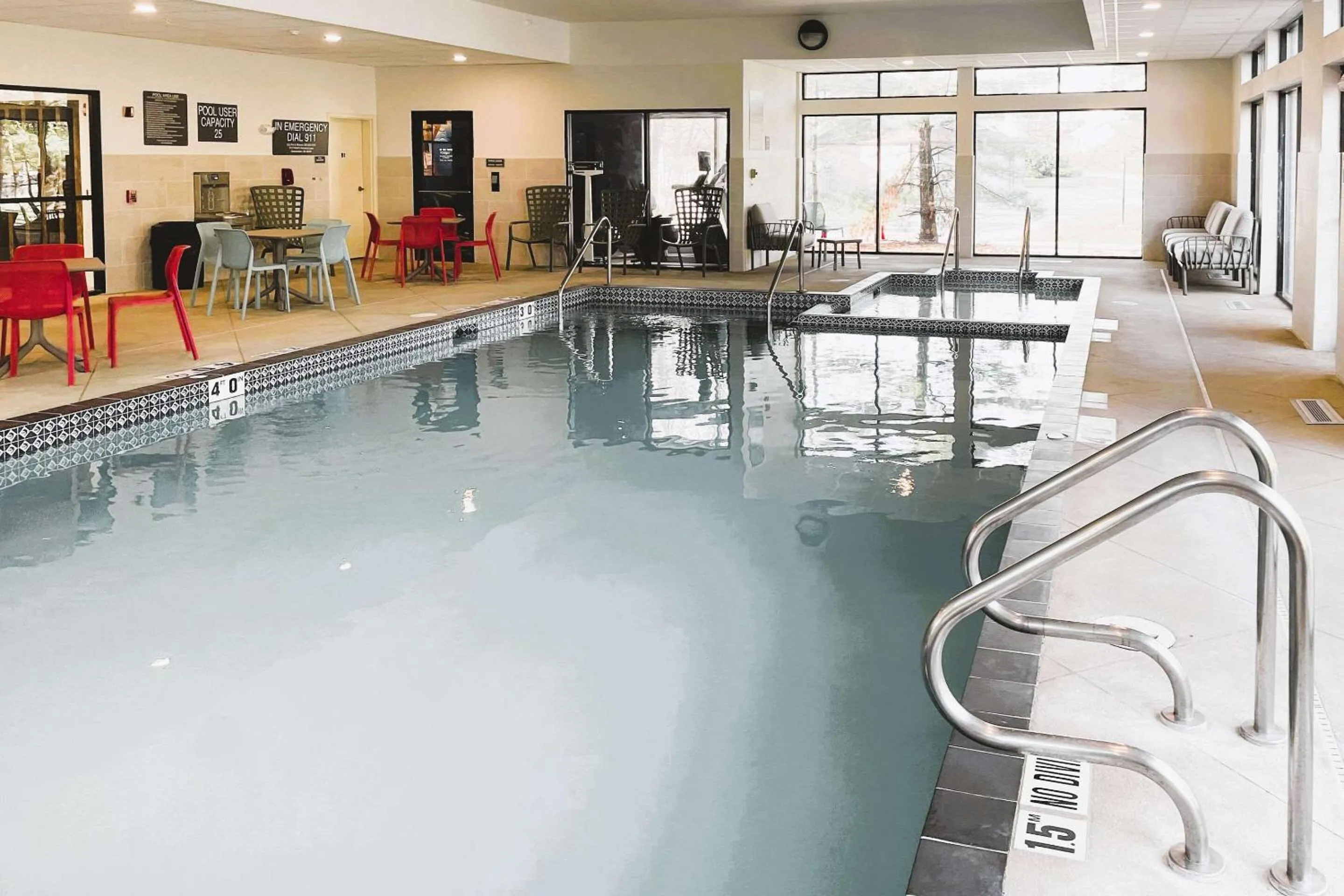 Swimming pool in Comfort Inn & Suites NW Milwaukee