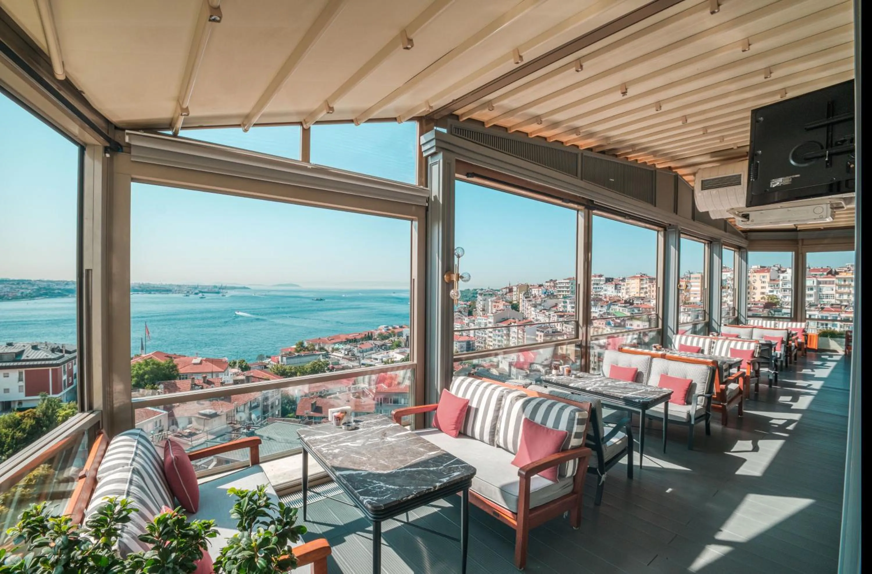 Lounge or bar in CVK Park Bosphorus Hotel Istanbul