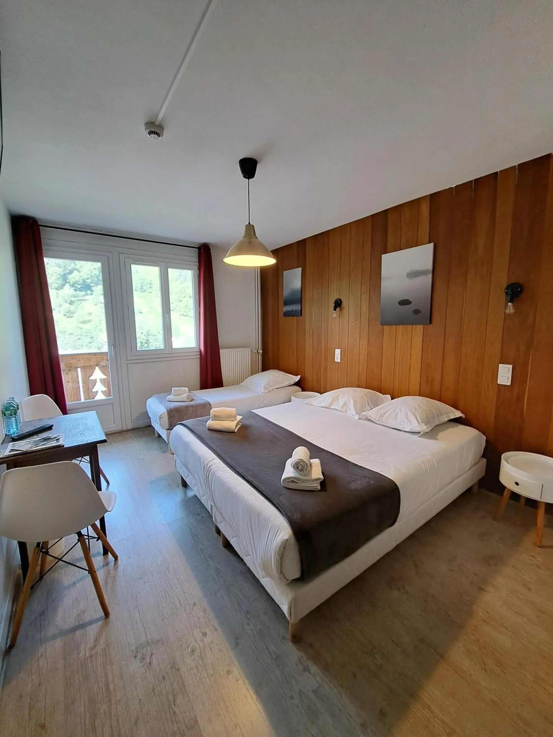 Triple Room in Hôtel Les Mouflons Triple Room in Hôtel Les Mouflons