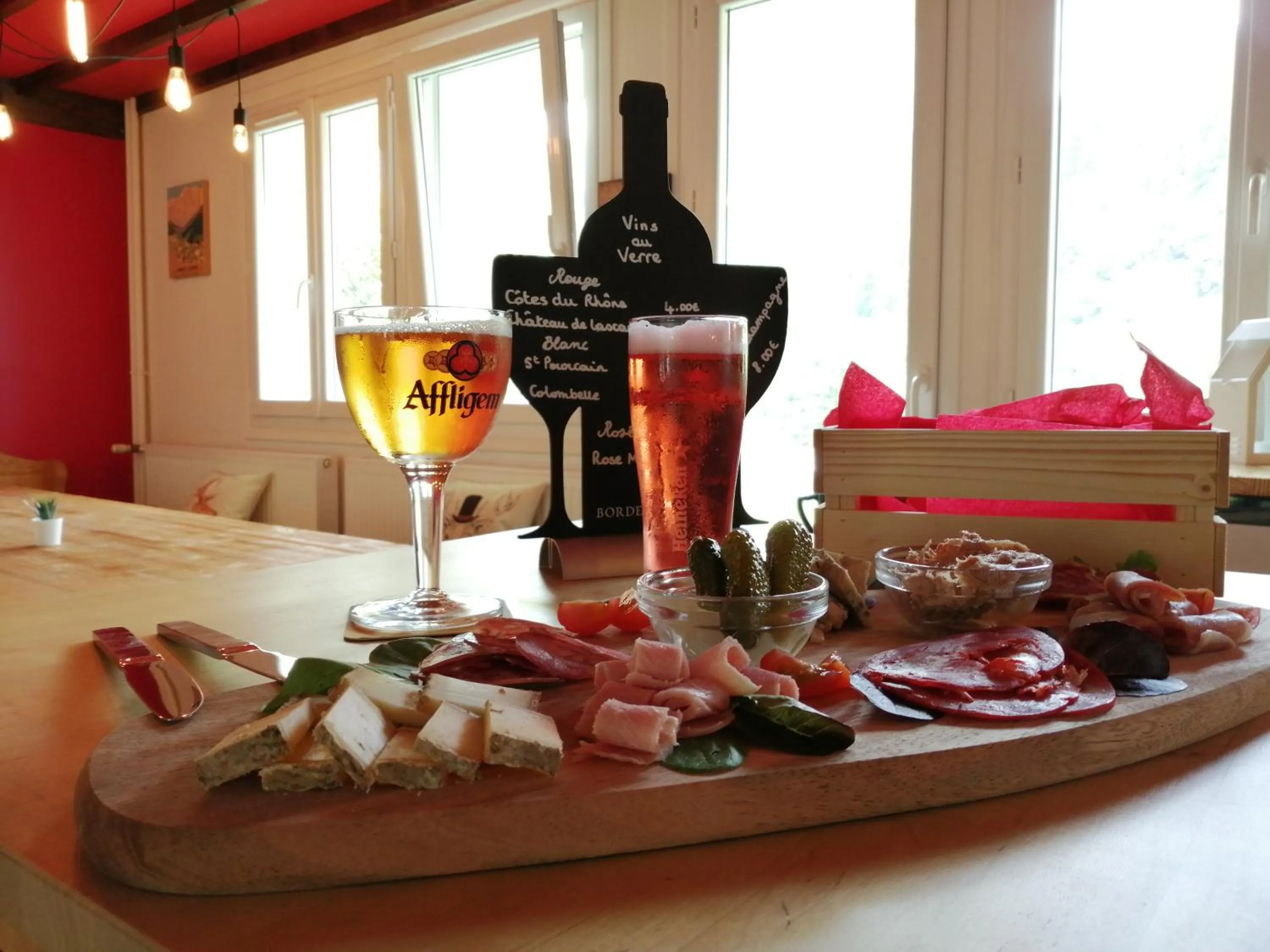 Communal lounge/ TV room in Hôtel Les Mouflons