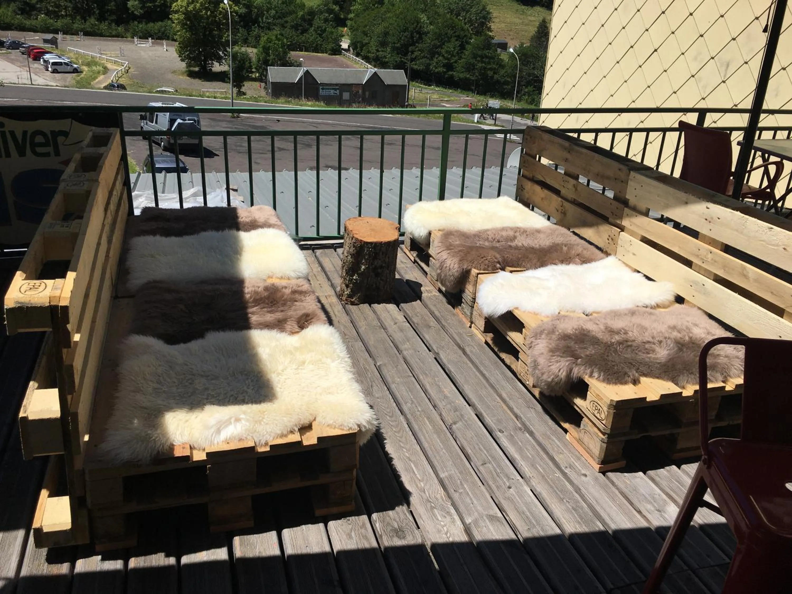 Patio in Hôtel Les Mouflons