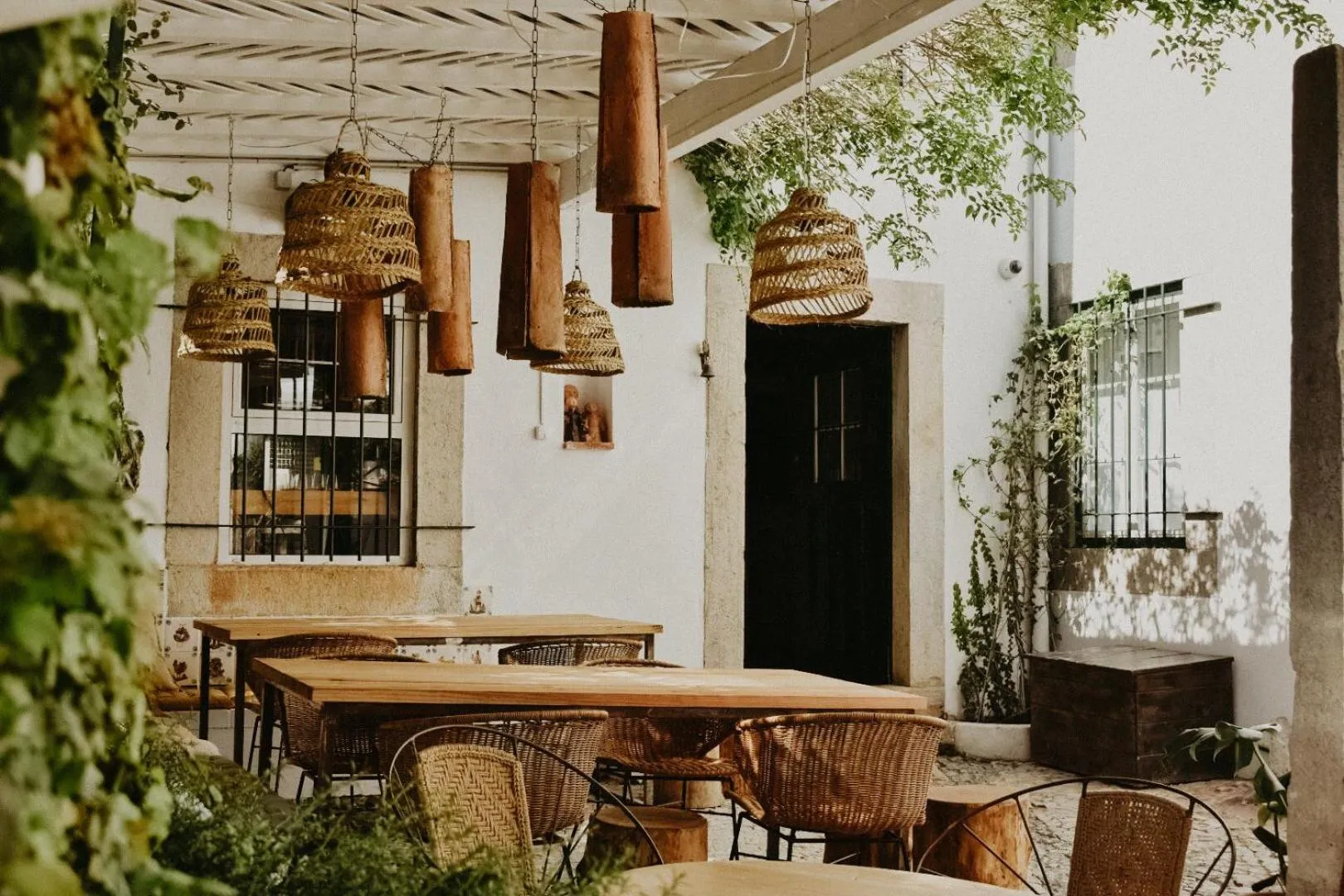 Restaurant/places to eat in LEGASEA - Cascais Guesthouse