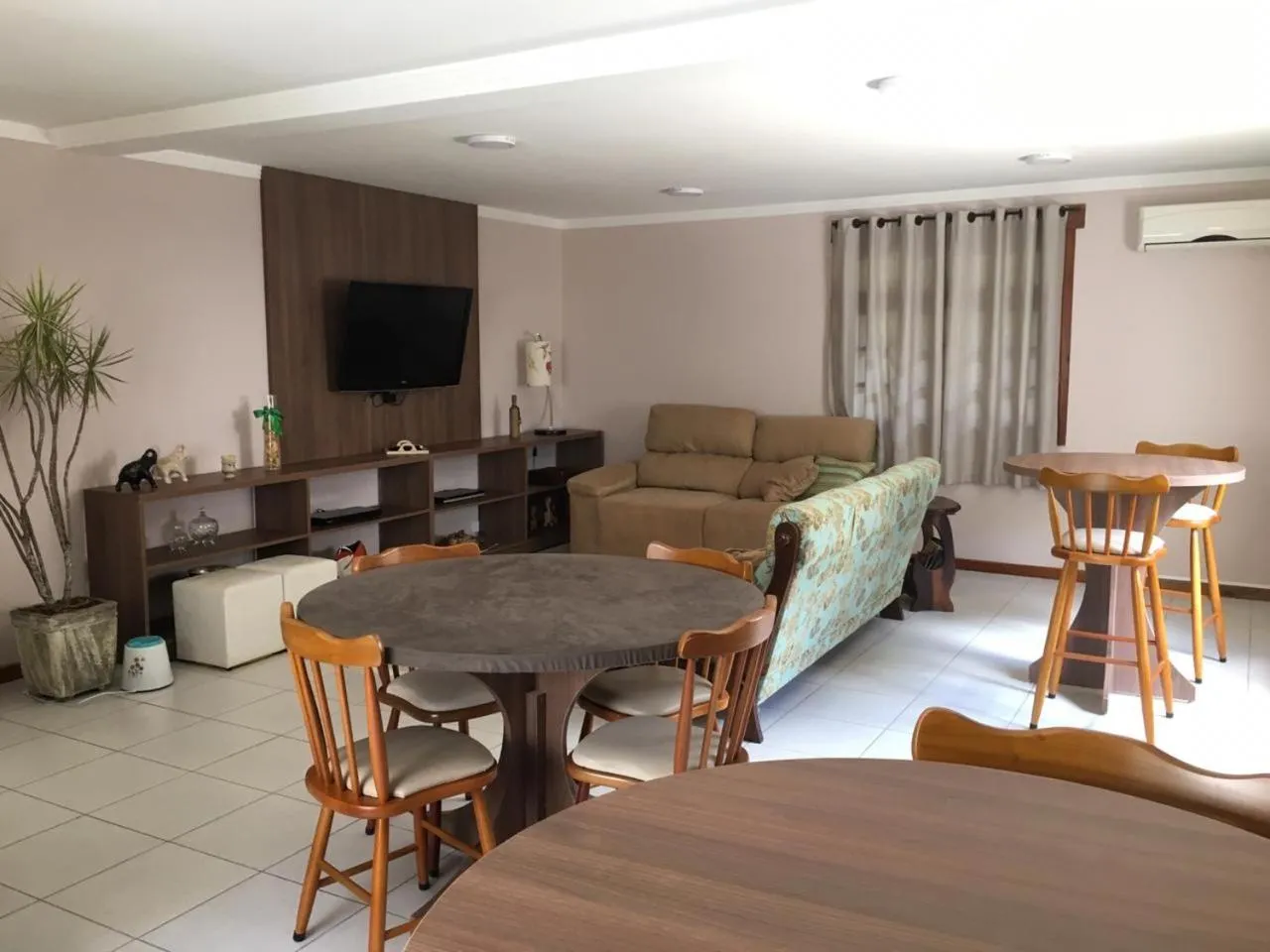 Communal lounge/ TV room in Hotel Villa Souza Ltda