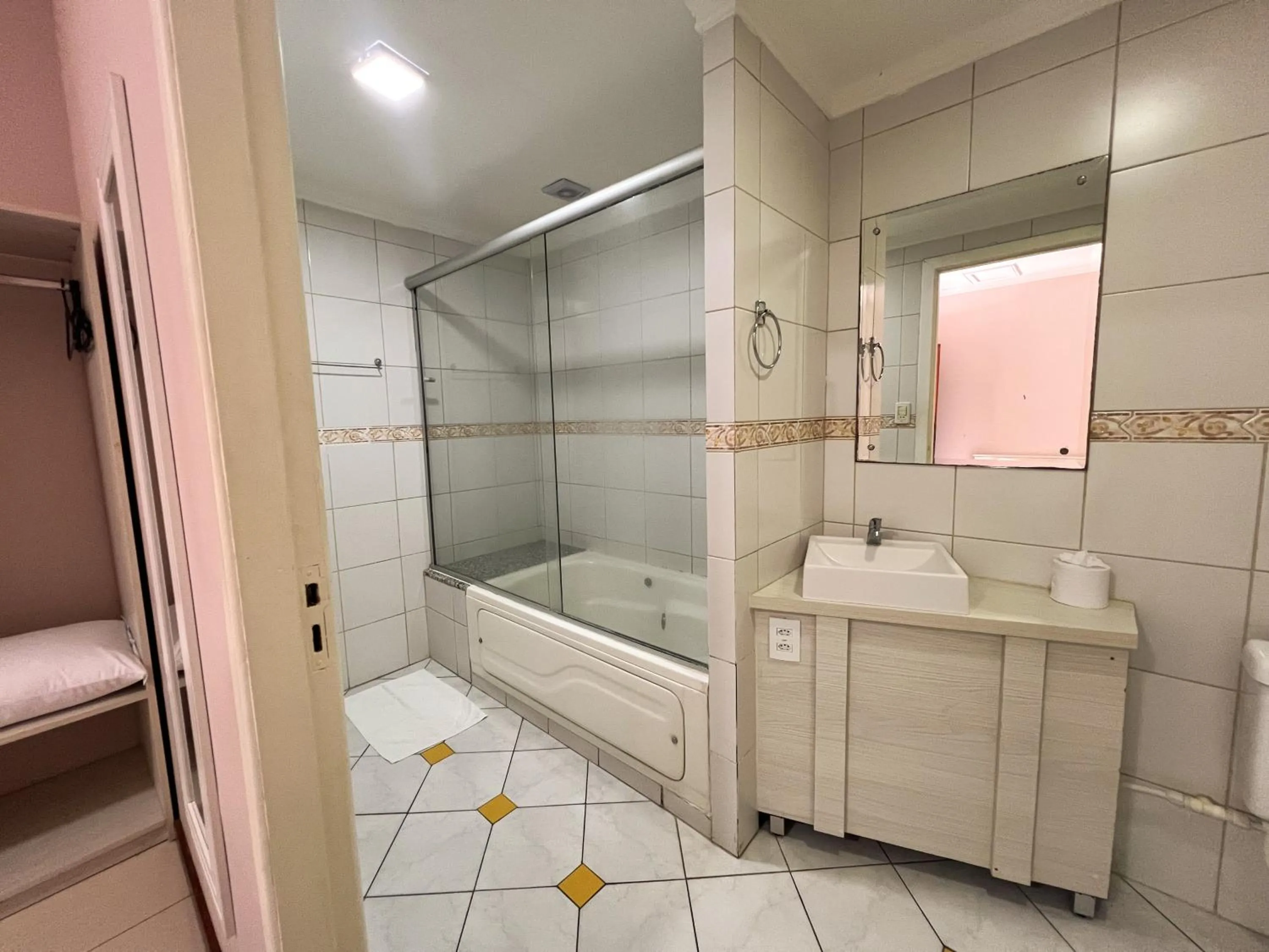 Shower in Hotel Villa Souza Ltda