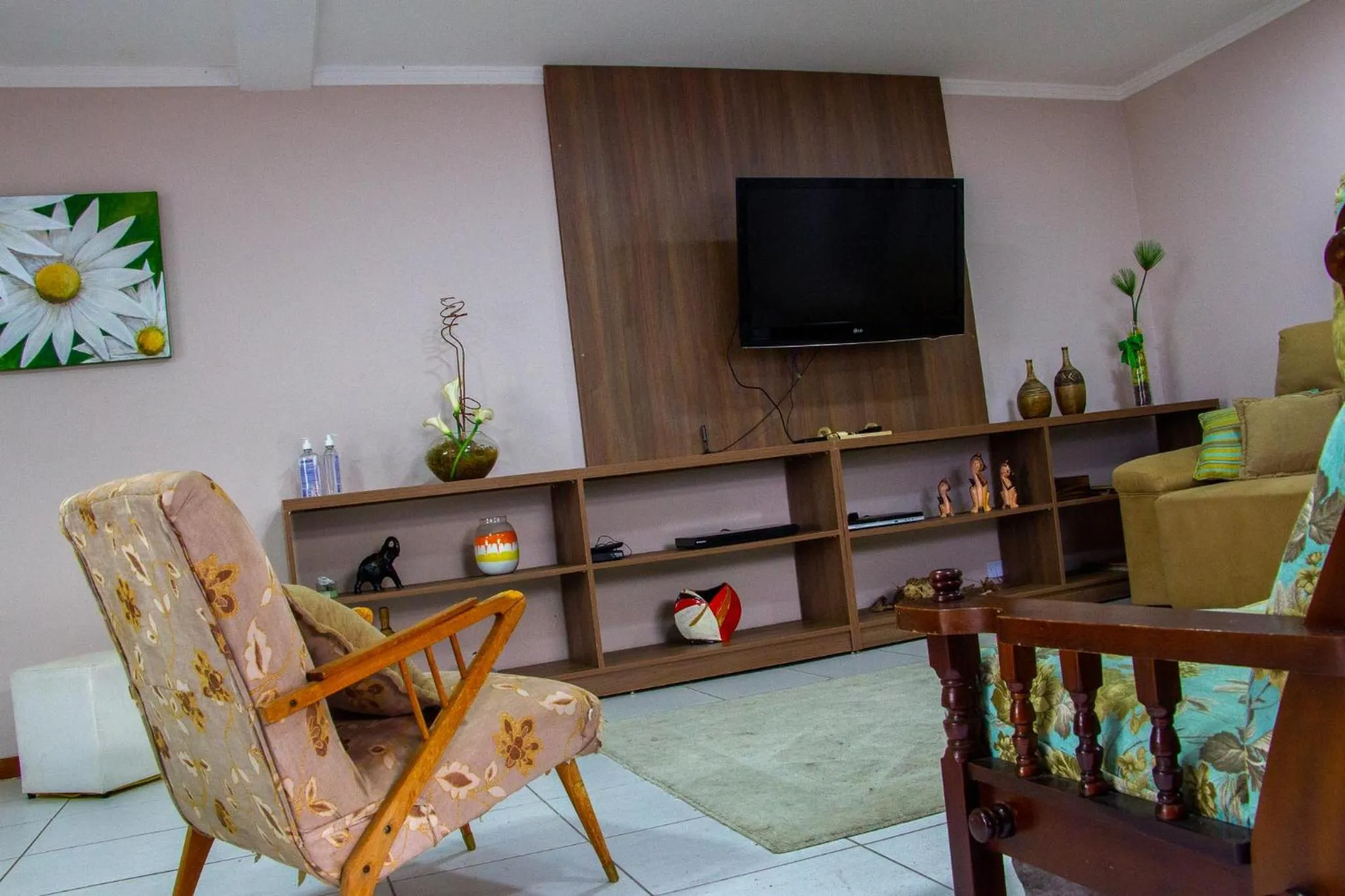 Communal lounge/ TV room in Hotel Villa Souza Ltda