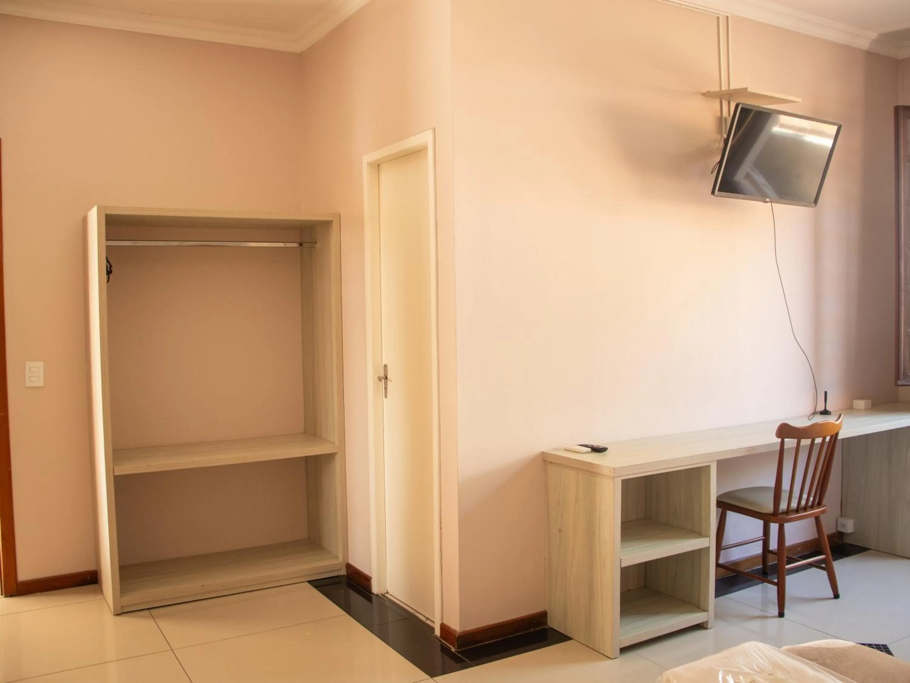 wardrobe in Hotel Villa Souza Ltda