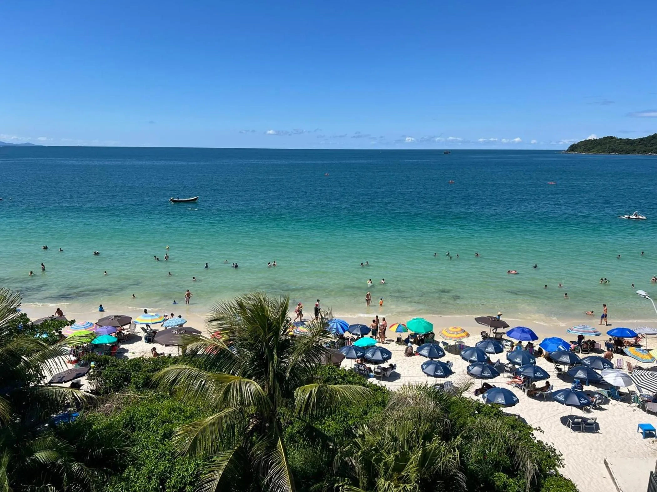 Beach in Bombinhas Blue Suítes