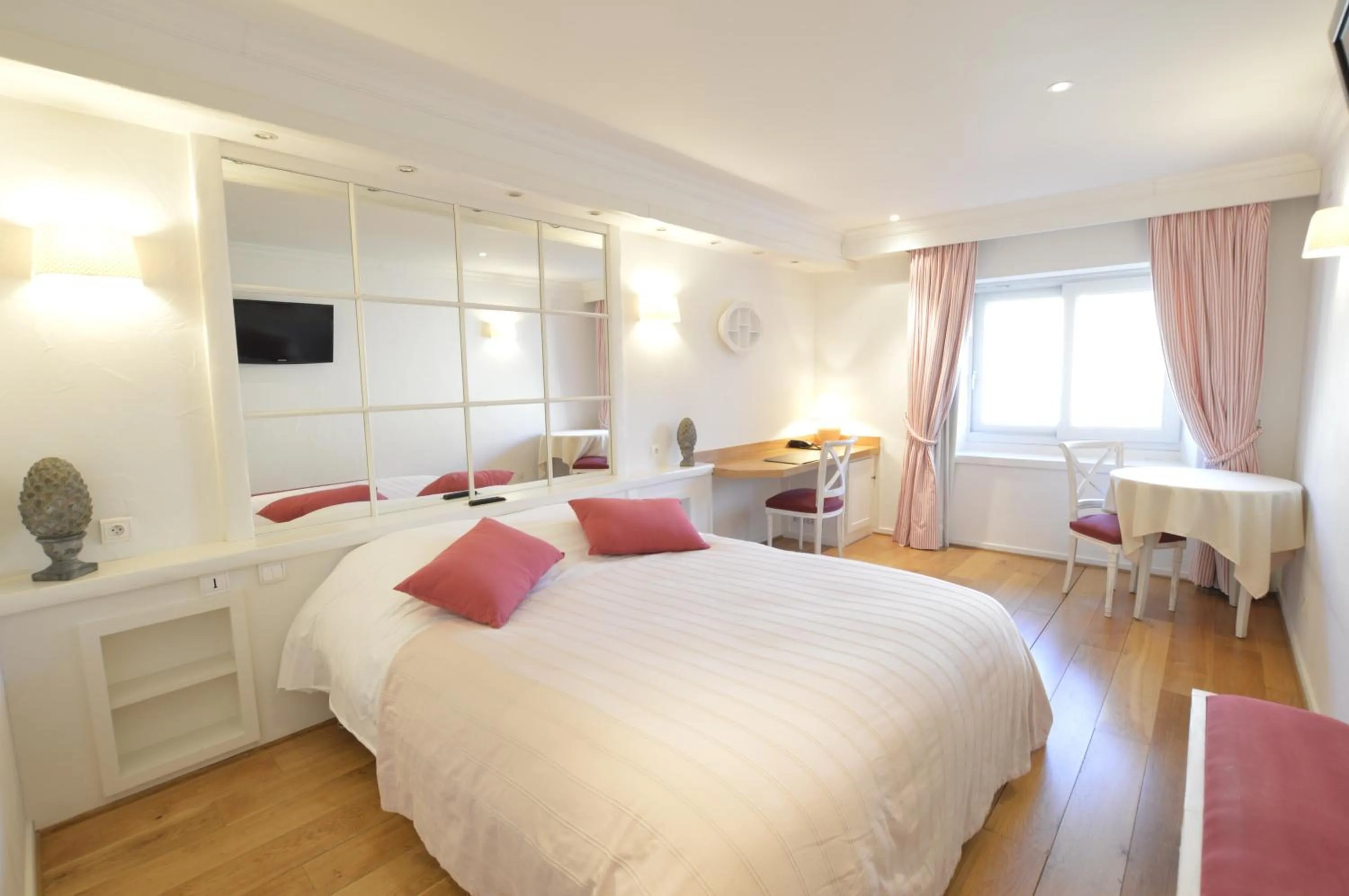 Photo of the whole room, Bed in LE SOLEIL D'OR