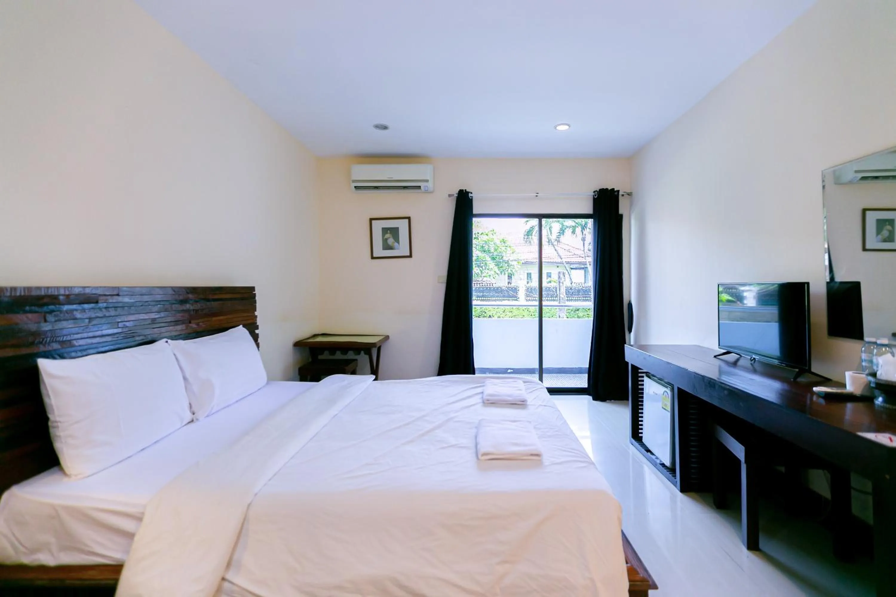 Bed in Deeden Pattaya Resort