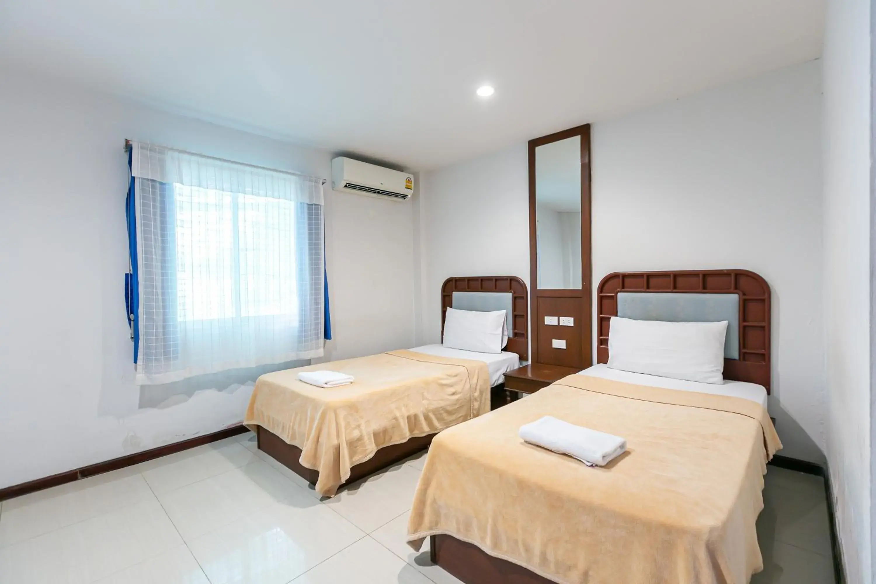 Standard Twin Room in Deeden Pattaya Resort Standard Twin Room in Deeden Pattaya Resort