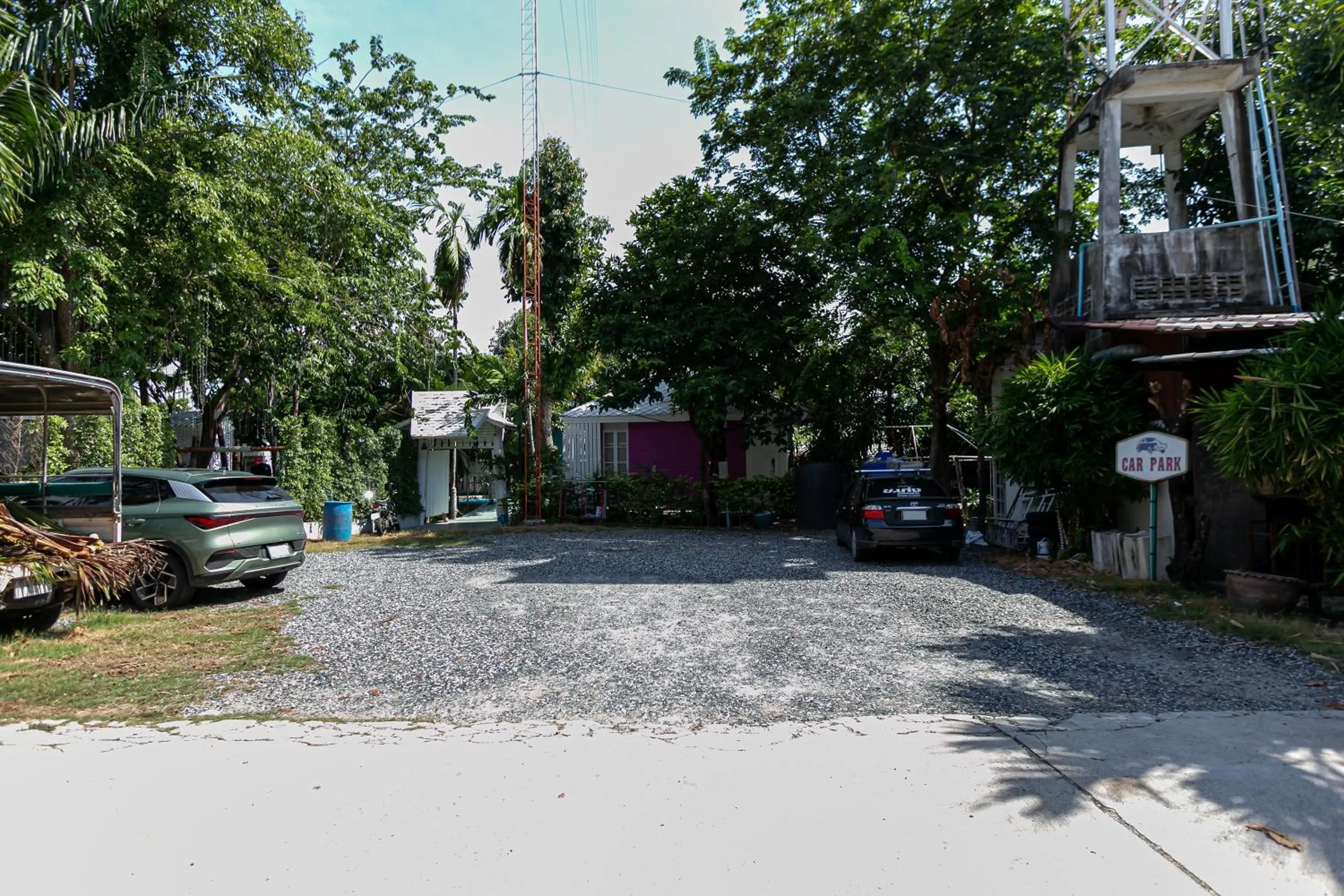 Parking in Deeden Pattaya Resort