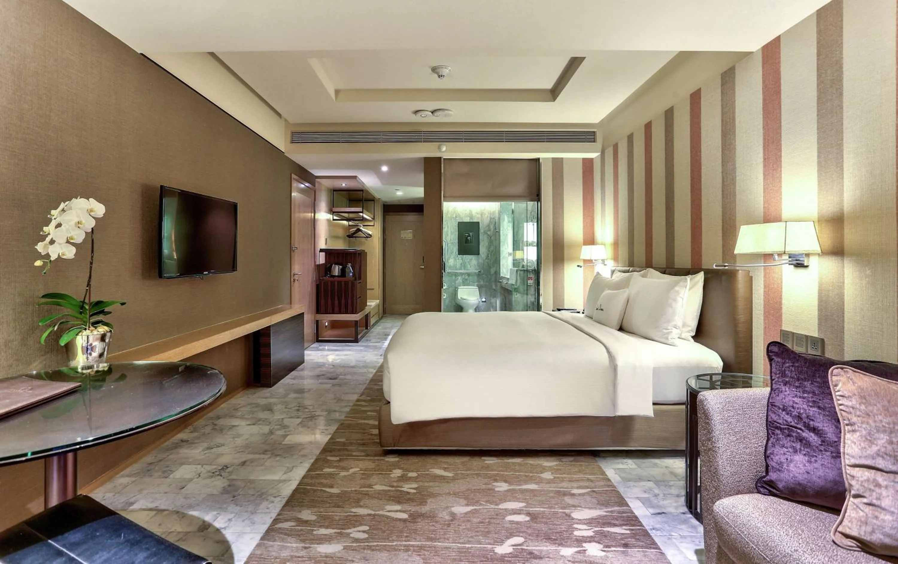 Photo of the whole room, Bed in DoubleTree by Hilton Sukhumvit Bangkok