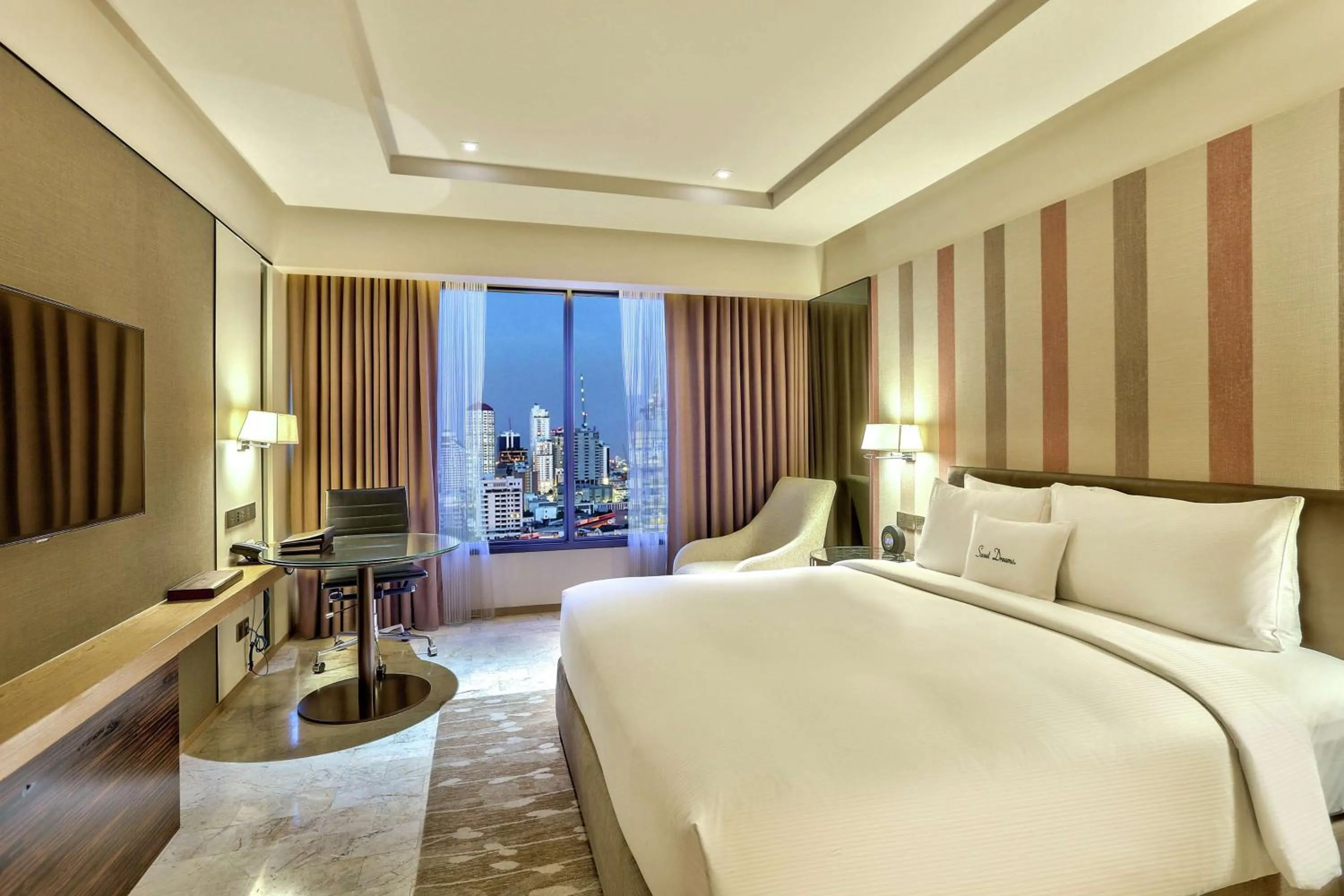 Bedroom, Bed in DoubleTree by Hilton Sukhumvit Bangkok