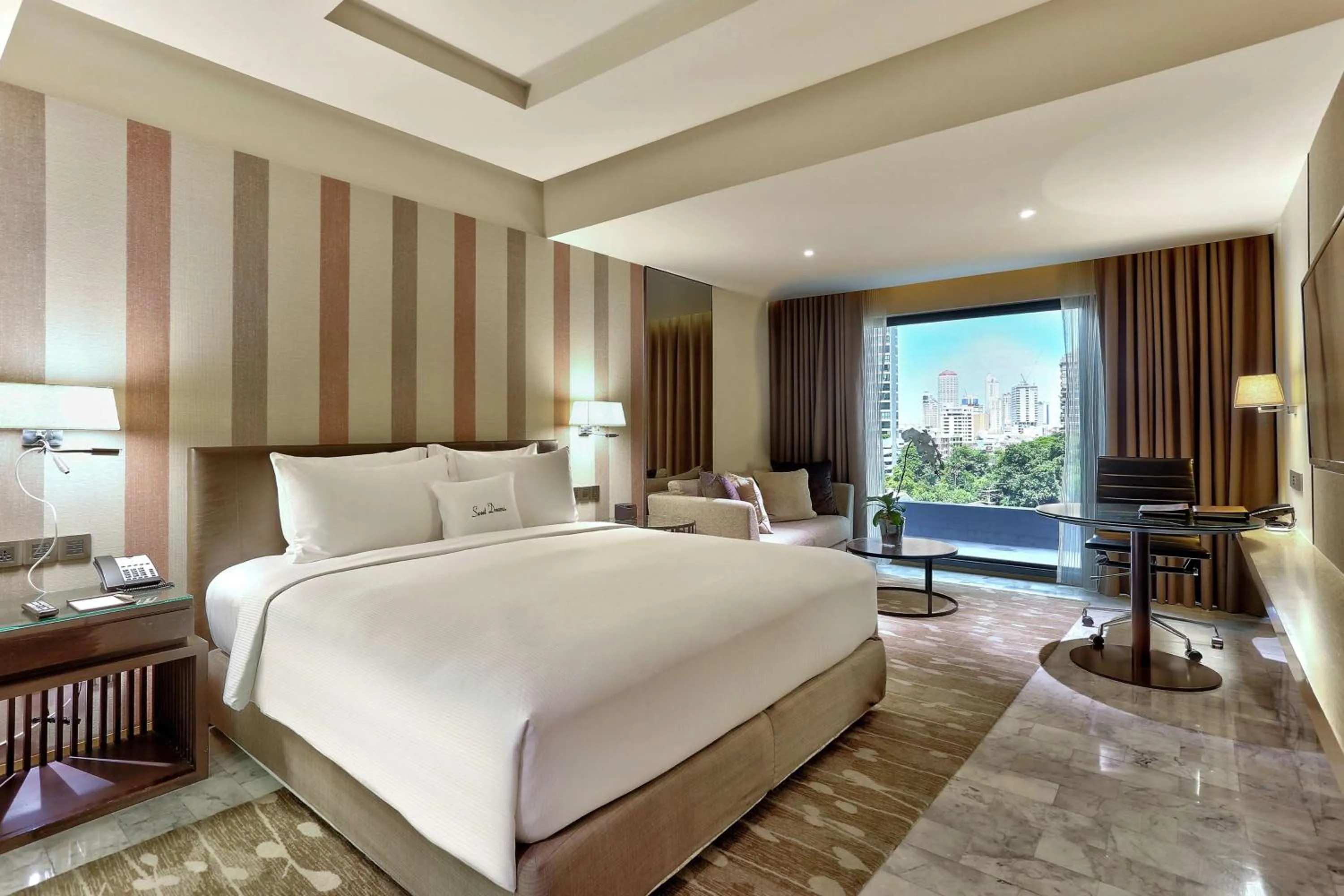 Bedroom, Bed in DoubleTree by Hilton Sukhumvit Bangkok