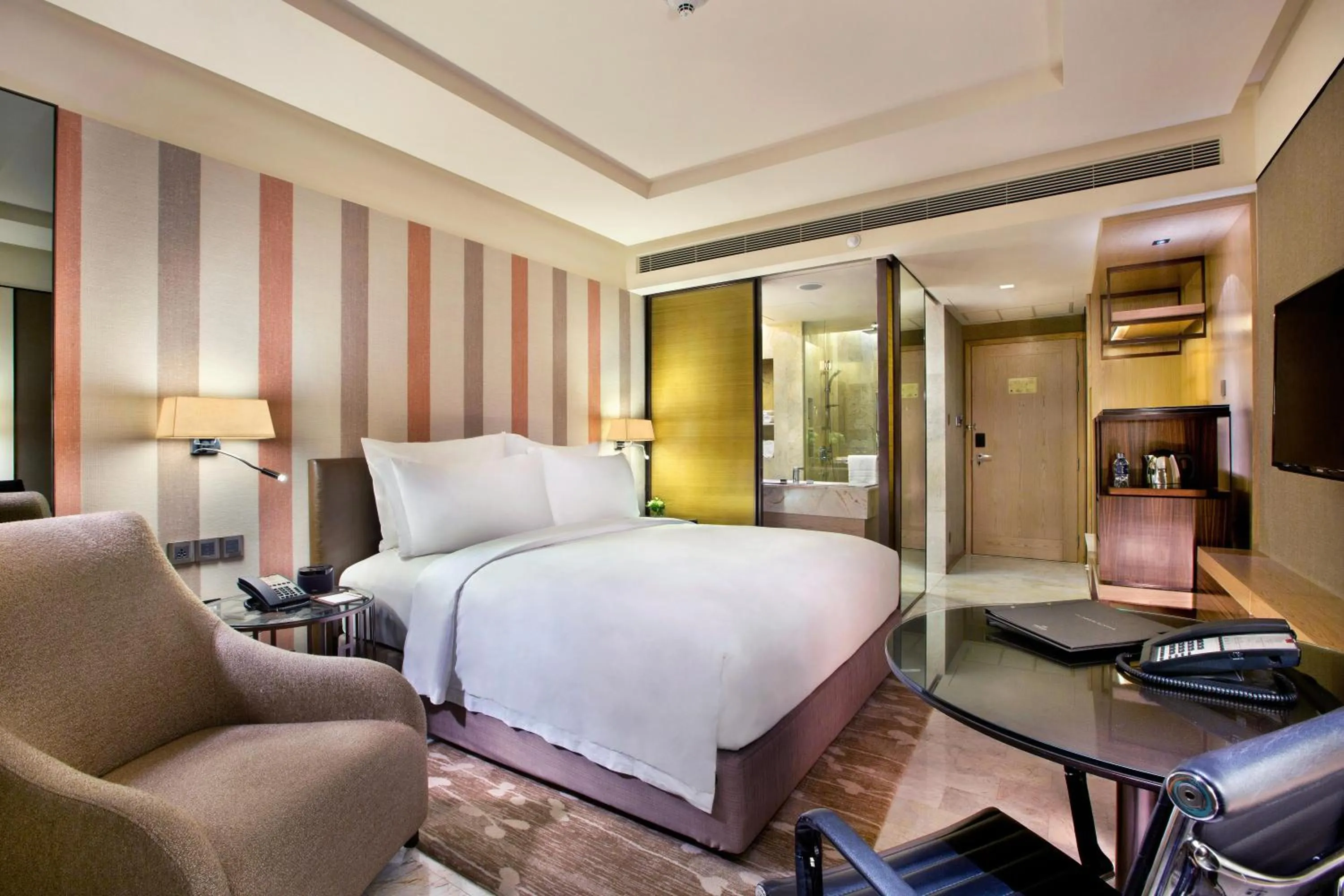 Bed in DoubleTree by Hilton Sukhumvit Bangkok