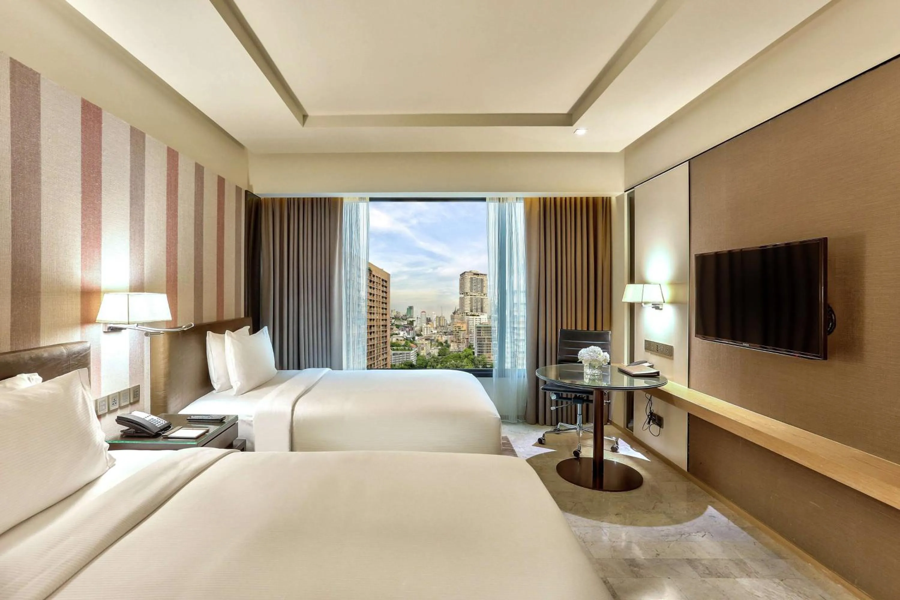 Bed in DoubleTree by Hilton Sukhumvit Bangkok
