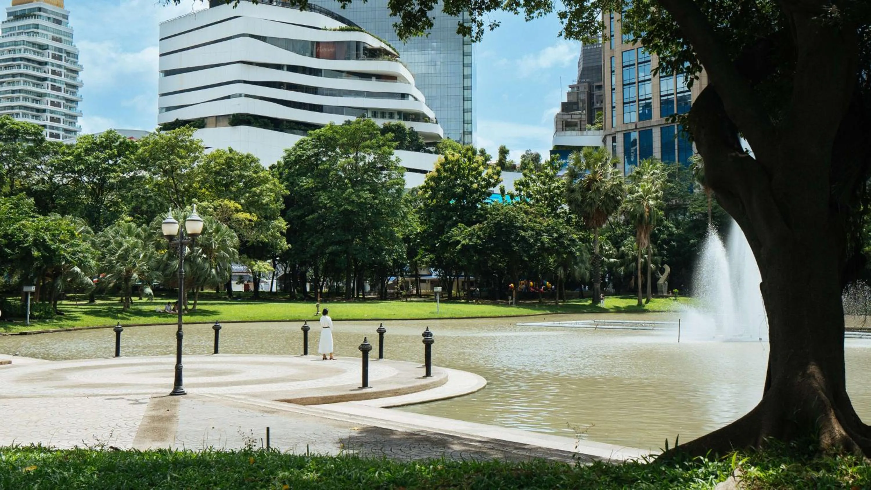 Dining area in DoubleTree by Hilton Sukhumvit Bangkok
