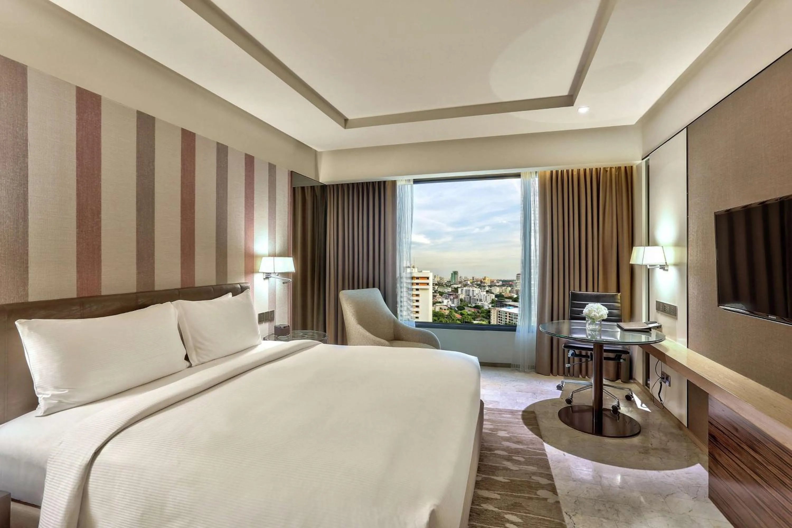 Bedroom, Bed in DoubleTree by Hilton Sukhumvit Bangkok