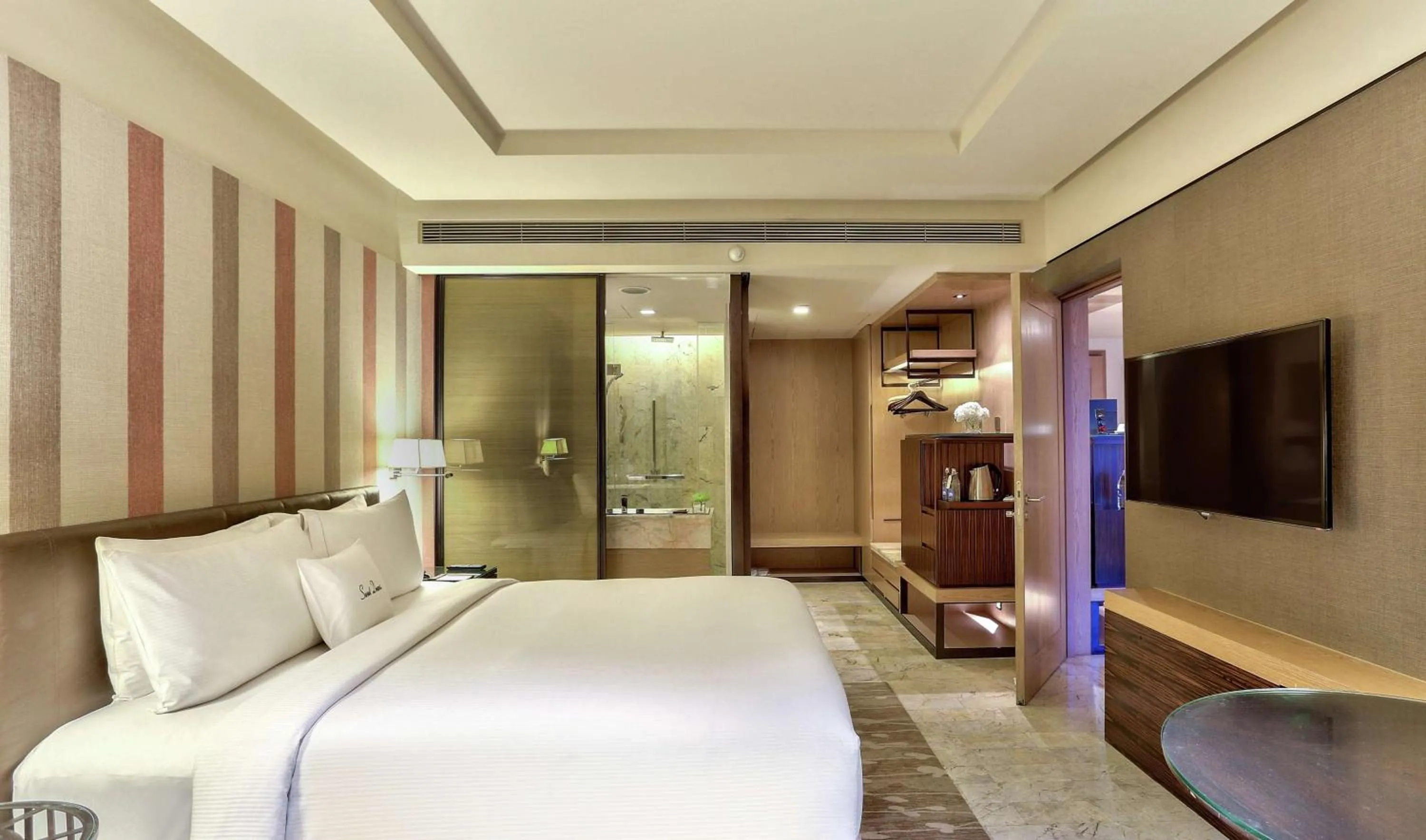 Bed in DoubleTree by Hilton Sukhumvit Bangkok